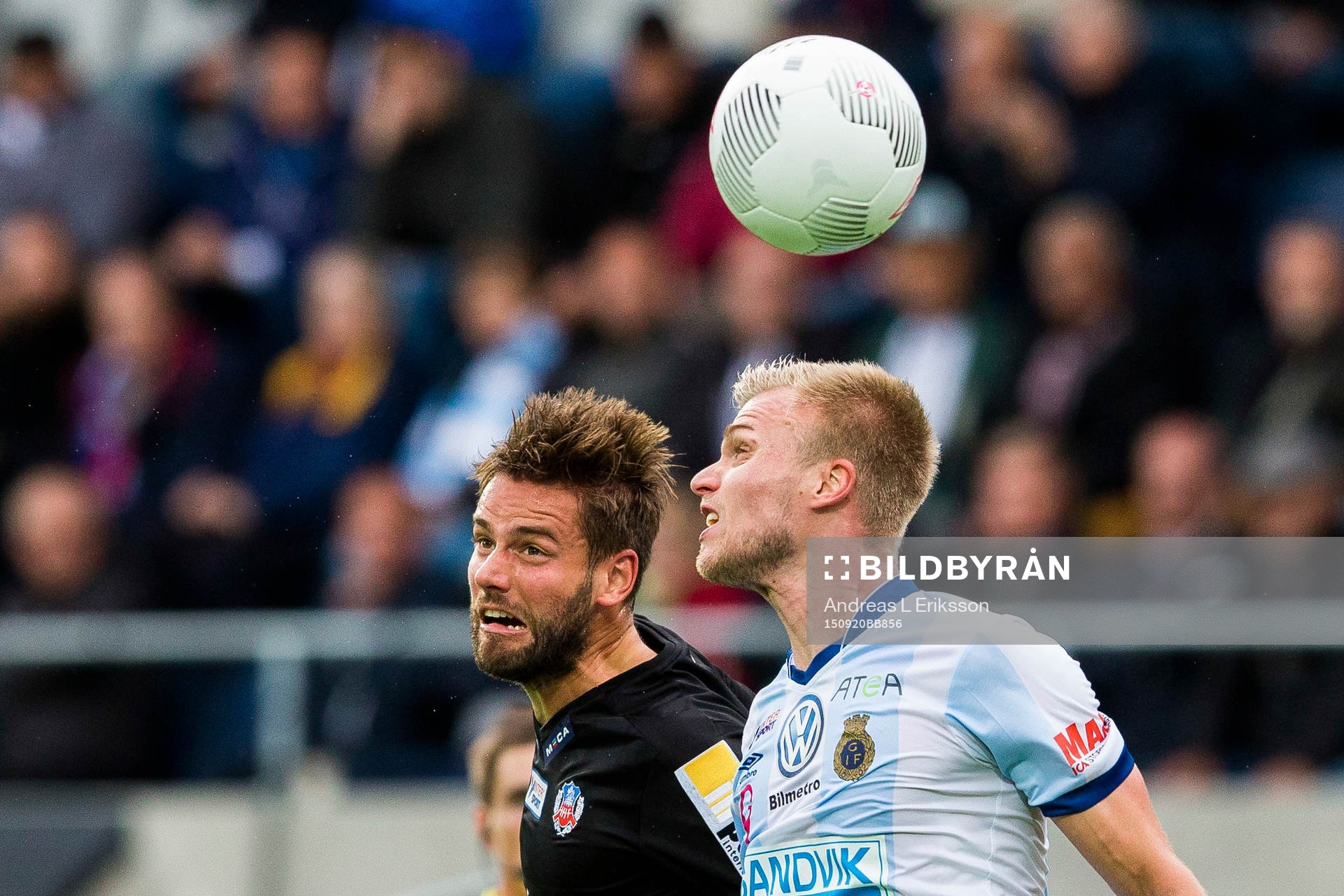 Helsingborgs Mikael Dahlberg i en nickduell med Gefles Robin Nilsson under fotbollsmatchen i Allsvenskan mellan Gefle och Helsingborg den 20 september 2015 i Gävle.