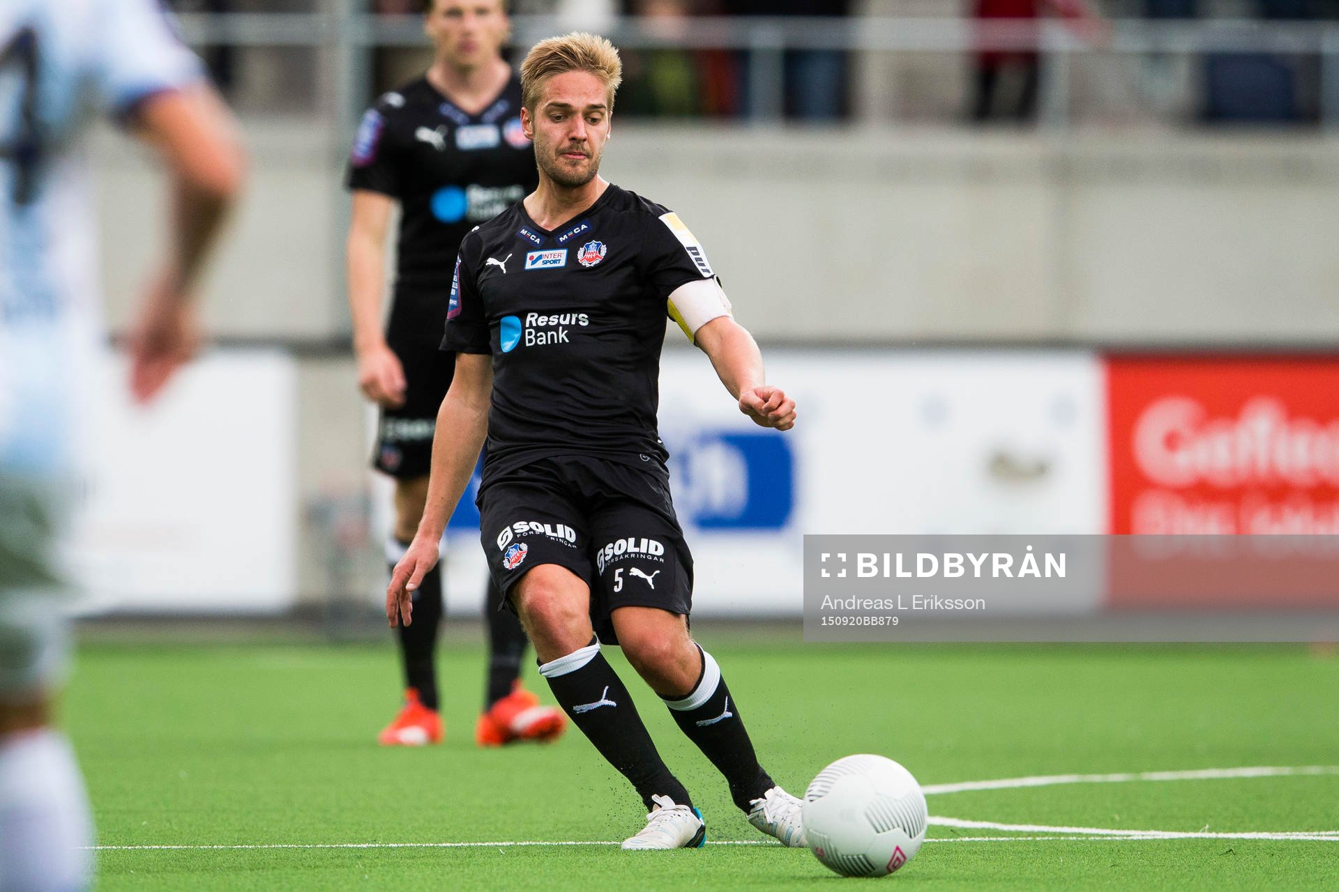 Helsingborgs Johan Mårtensson med bollen