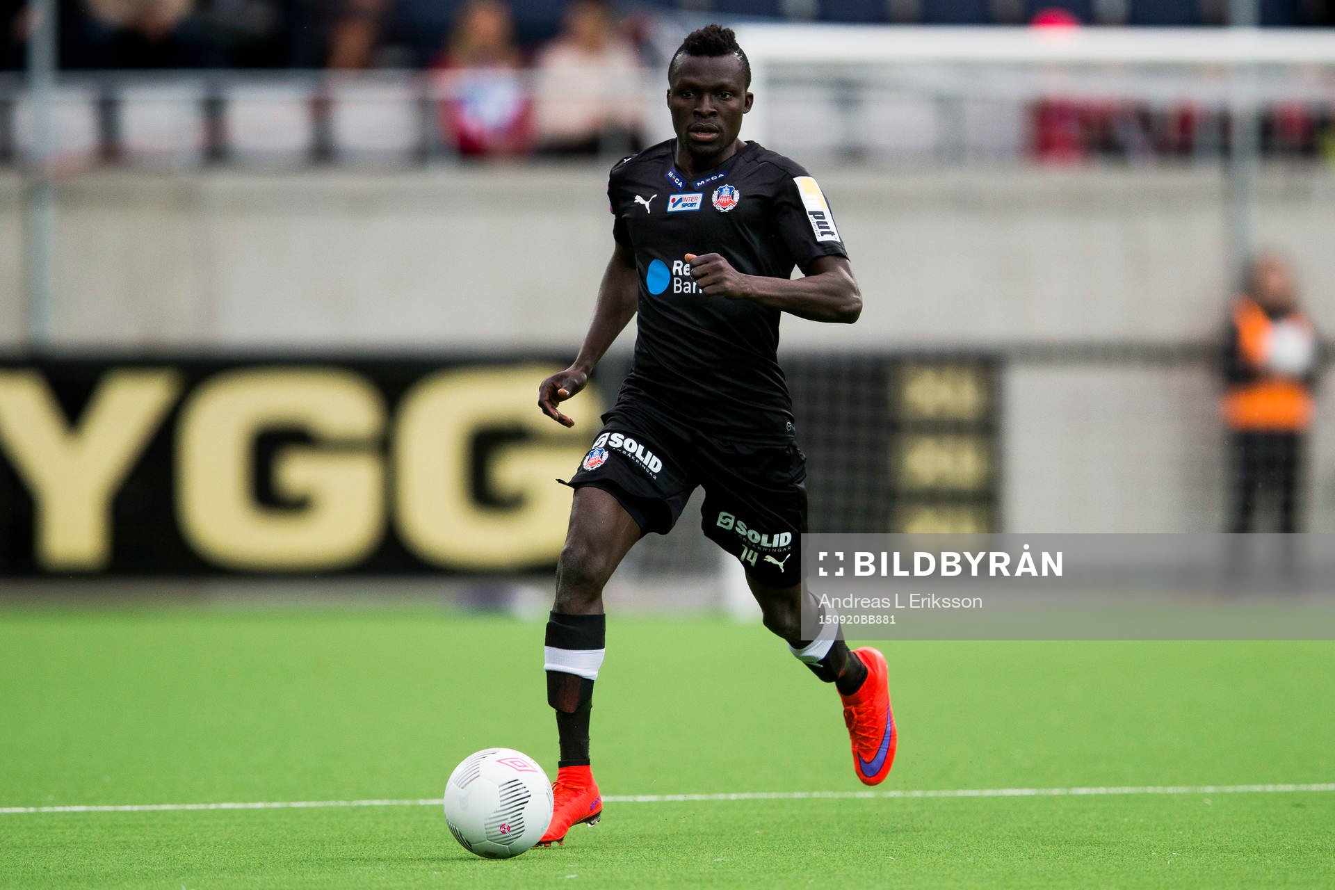 Helsingborgs Lalawélé Atakora med bollen