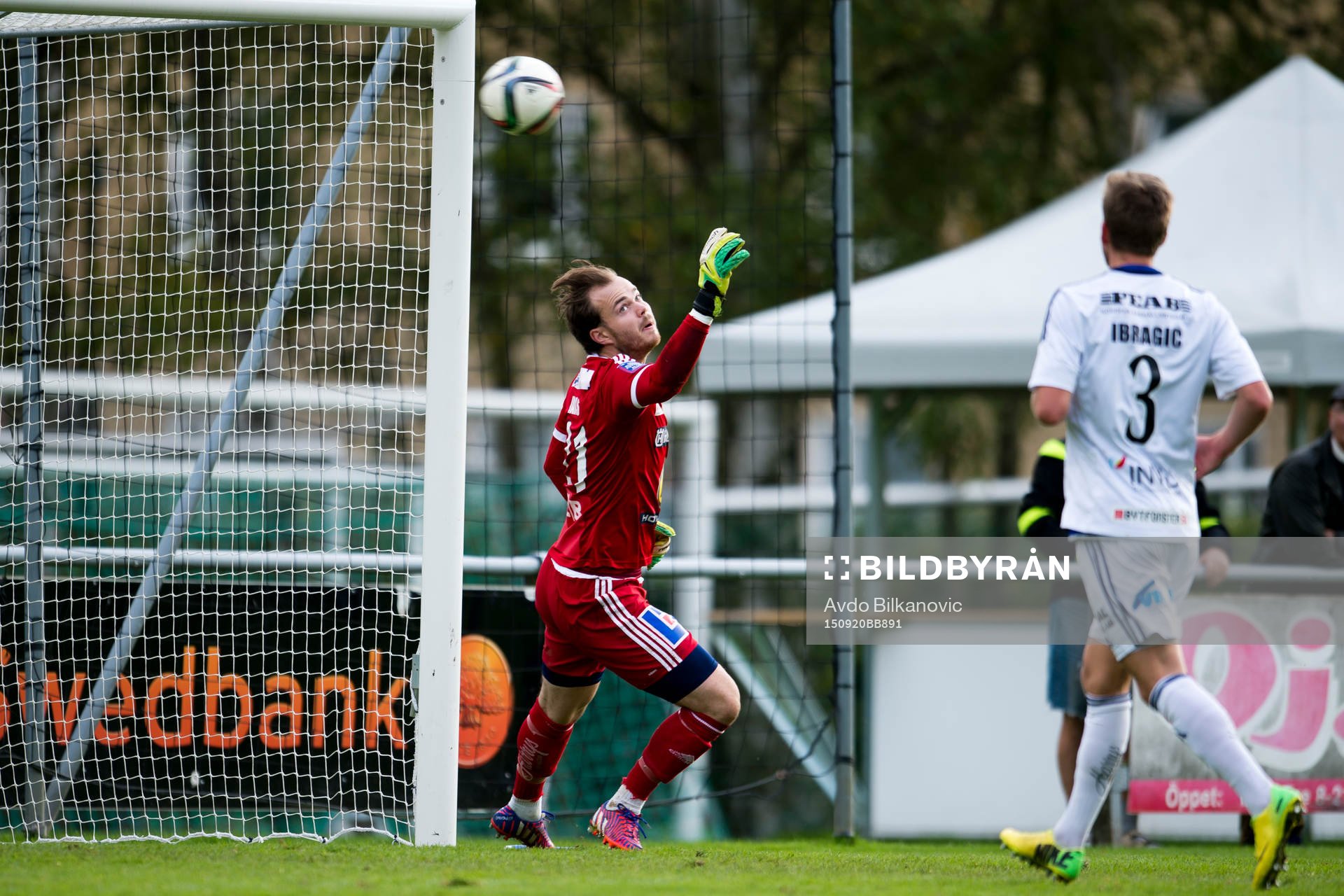 Husqvarnas målvakt JoakimJans släpper in bollen under fotbollsmatchen i Division 1 Södra mellan Eskilsminne och Husqvarna den 20 september 2015 i Helsingborg