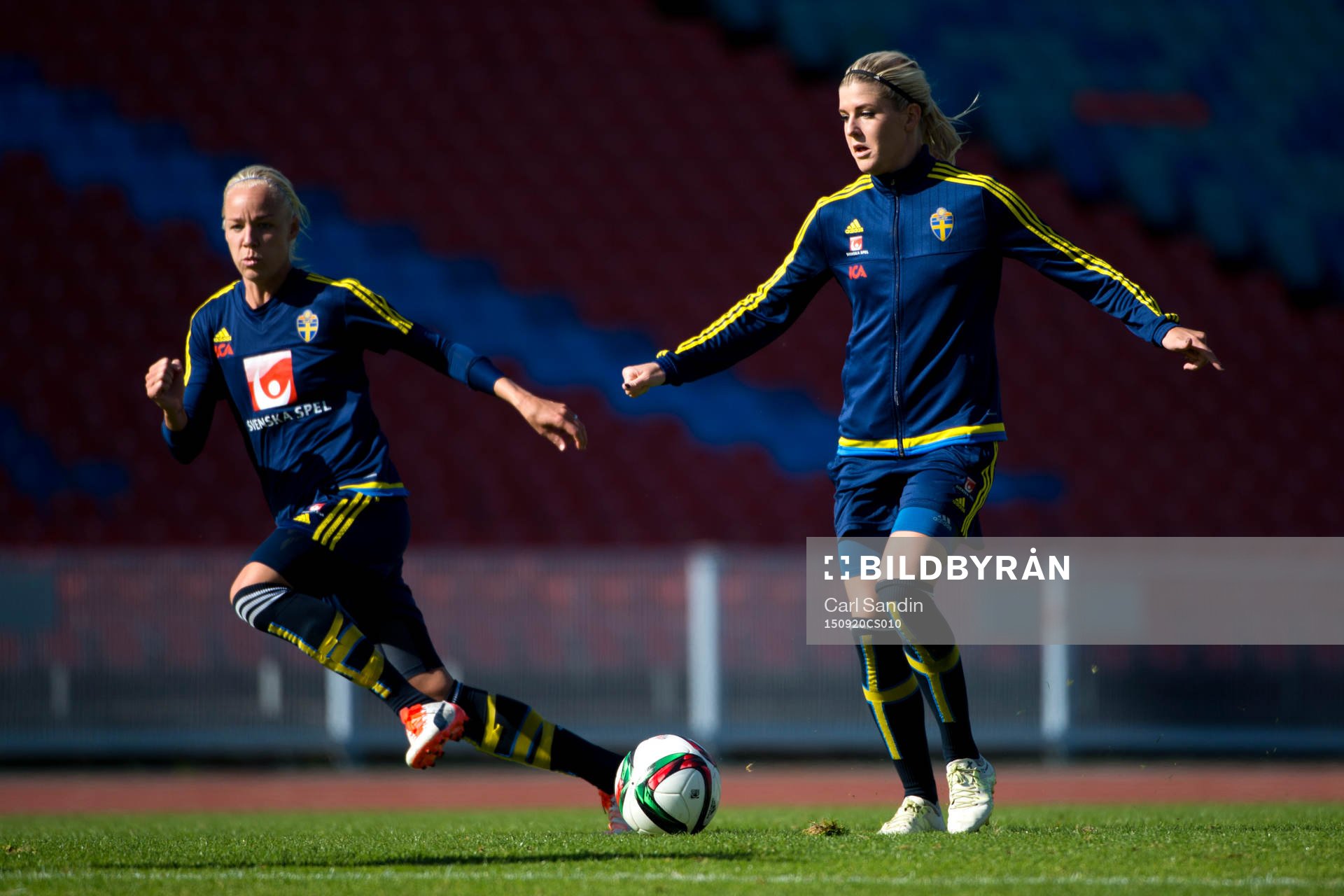 Sveriges Caroline Seger och Olivia Schough under en fotbollsträning med det svenska damlandslaget den 20 september 2015 i Göteborg.