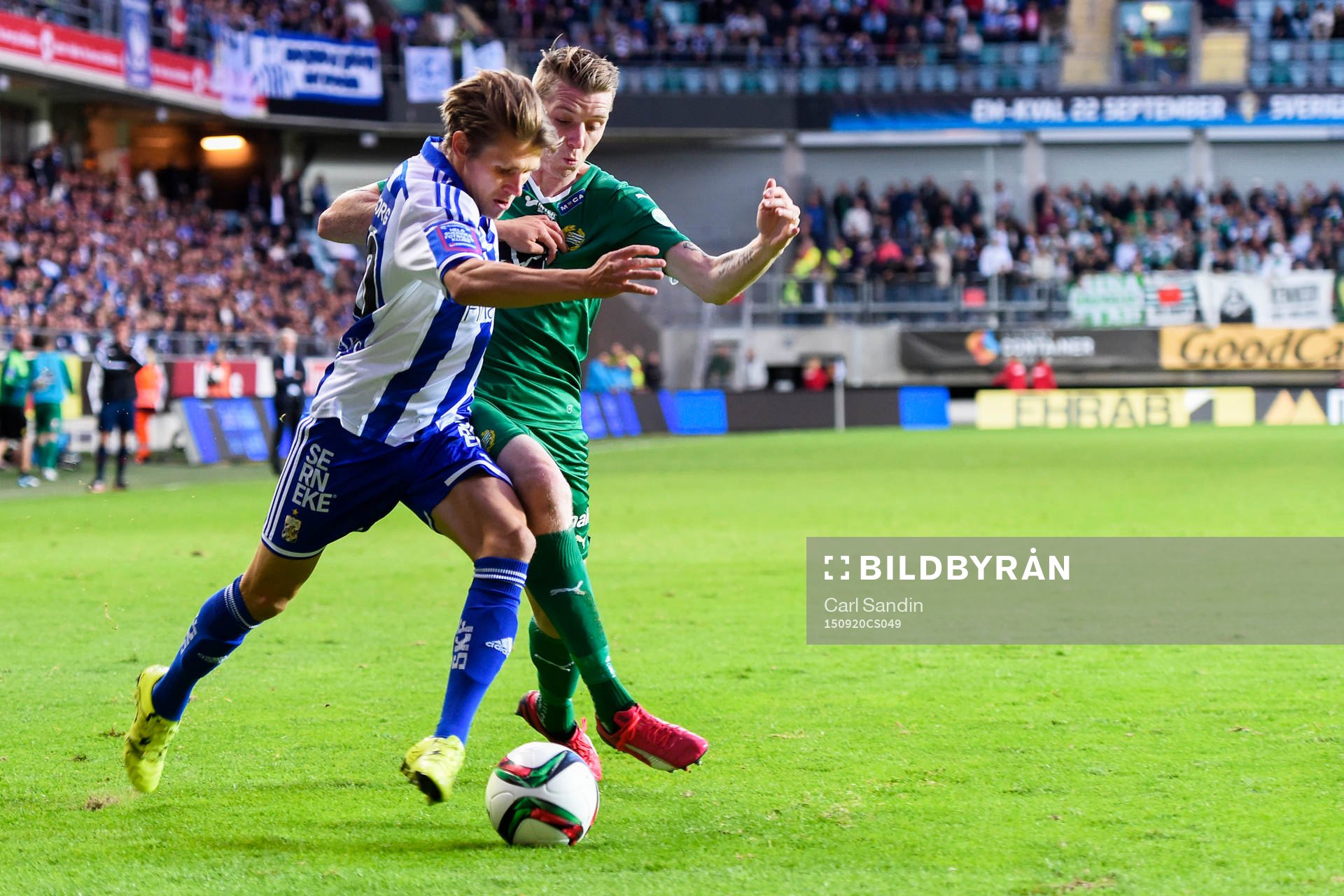 IFK Göteborgs Riku Riski och Hammarbys Birkir Már Saevarsson under en fotbollsmatch i Allsvenskan mellan IFK Göteborg och Hammarby den 20 september 2015 i Göteborg.