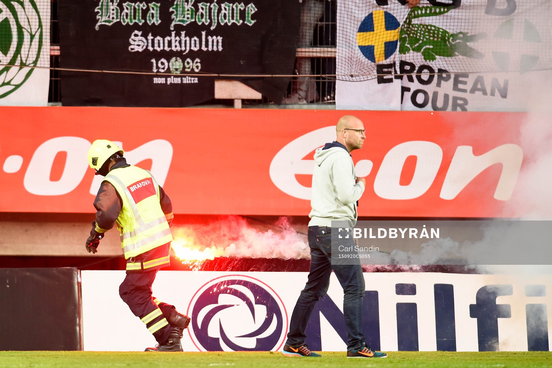 En bengal kastas in på planen