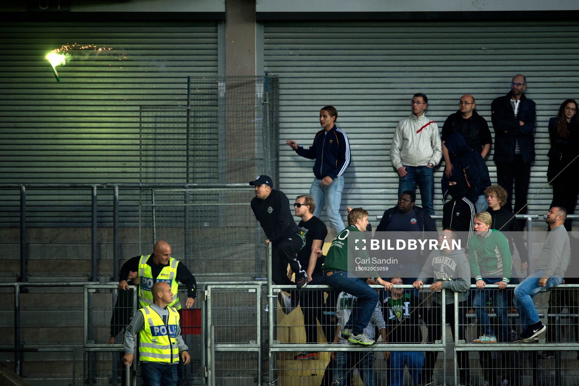 Hammarbys supportrar kastar en bengal mot IFK Göteborgs