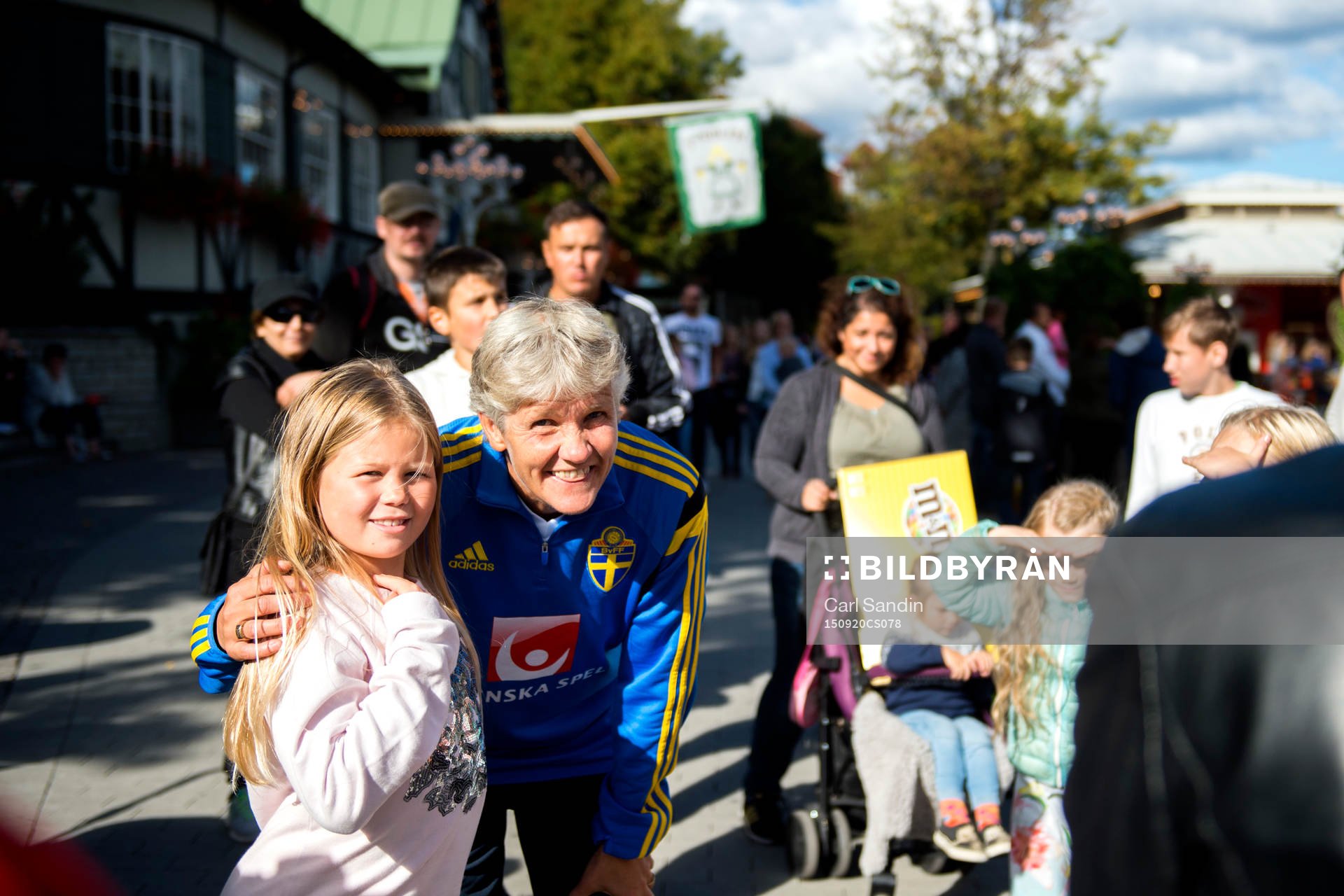 Sveriges förbundskapten Pia Sundhage tar bilder med
