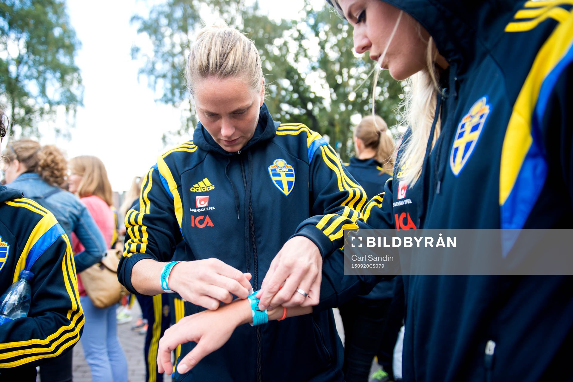 Sveriges Lisa Dahlkvist sätter fast ett åkpass på Olivia