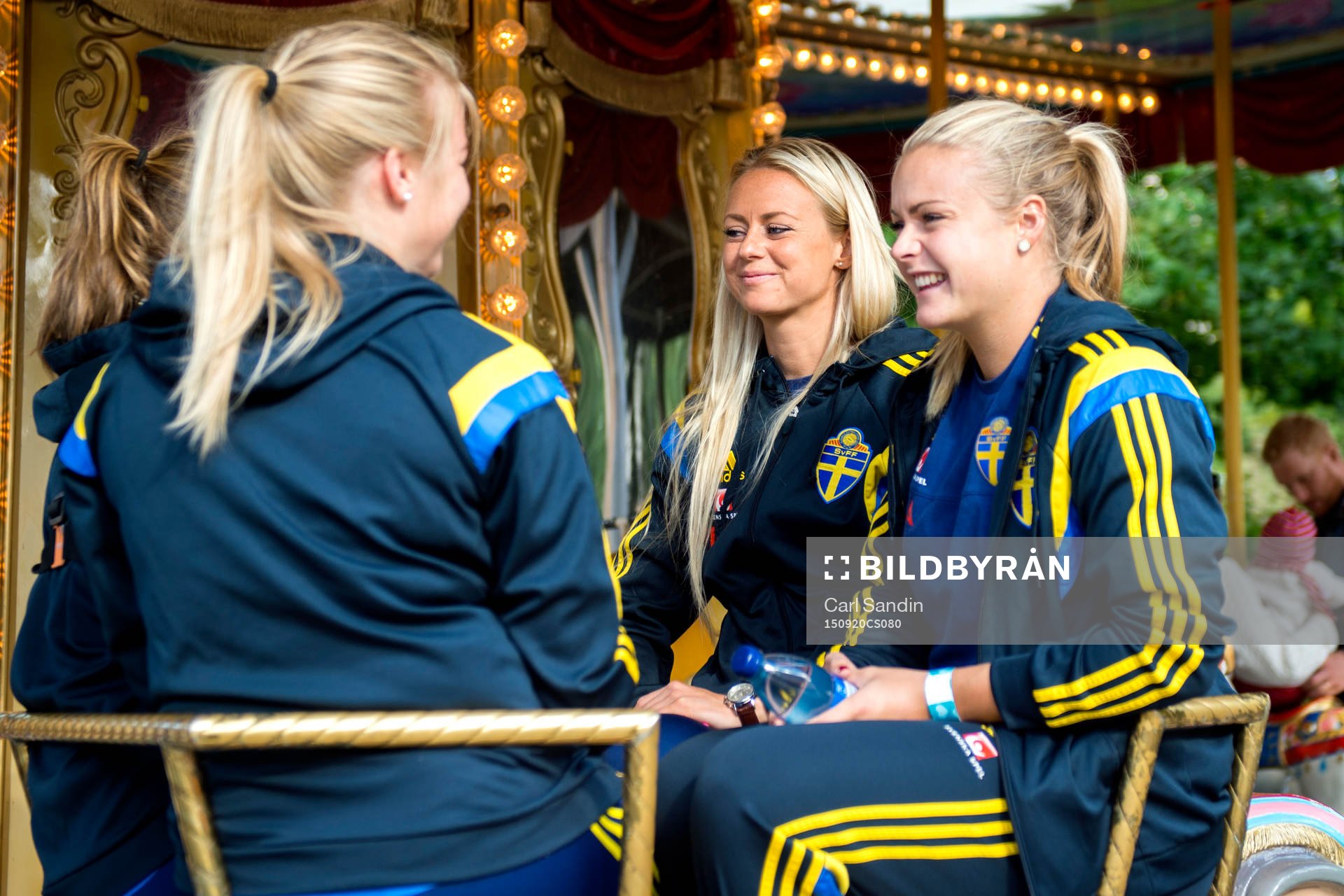 Sveriges Amanda Ilestedt och målvakt Hilda Carlén åker