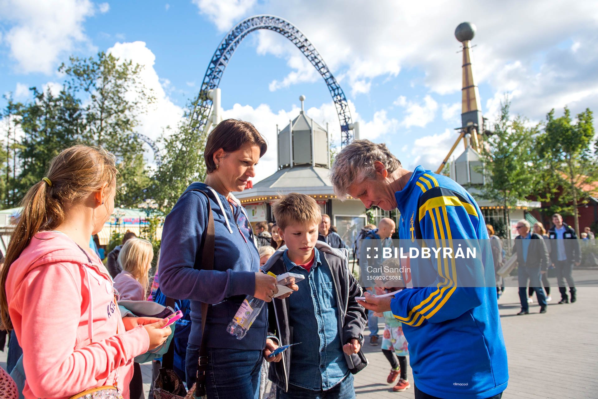 Pia Sundhage skriver autografer