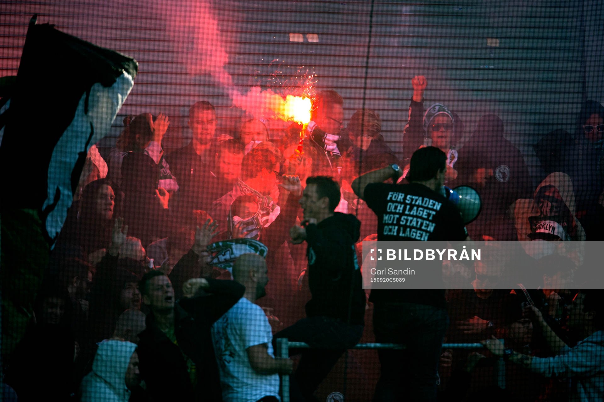 Hammarbys supportrar eldar bengaler innan en fotbollsmatch
