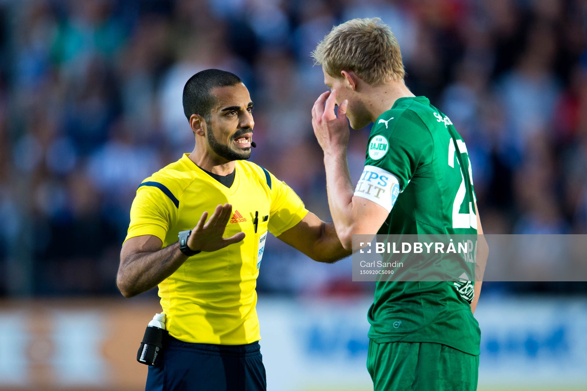 Domare Mohammed Al-Hakim pratar med Hammarbys Lars Saetra