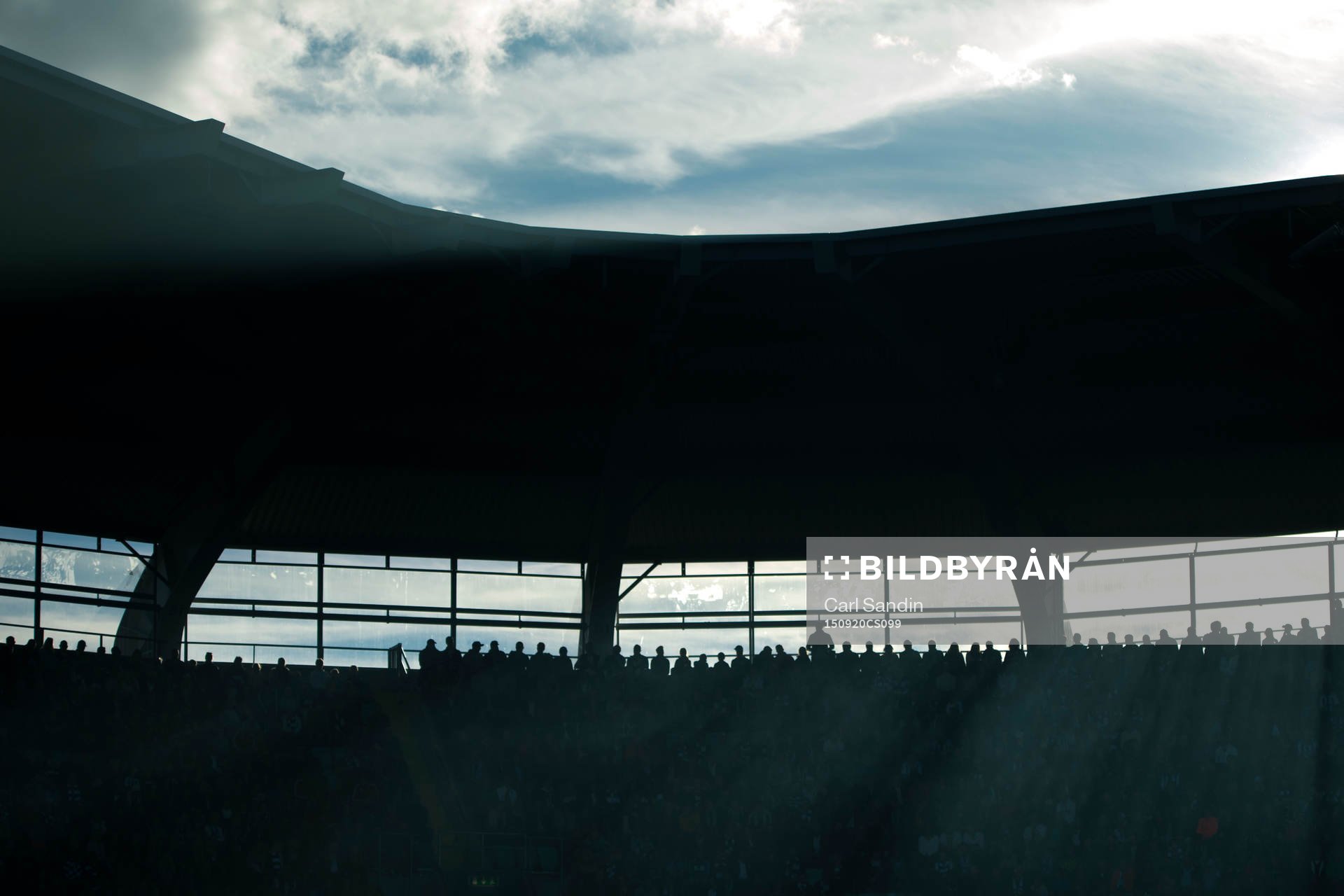 Solen skiner in genom röken på Gamla Ullevi