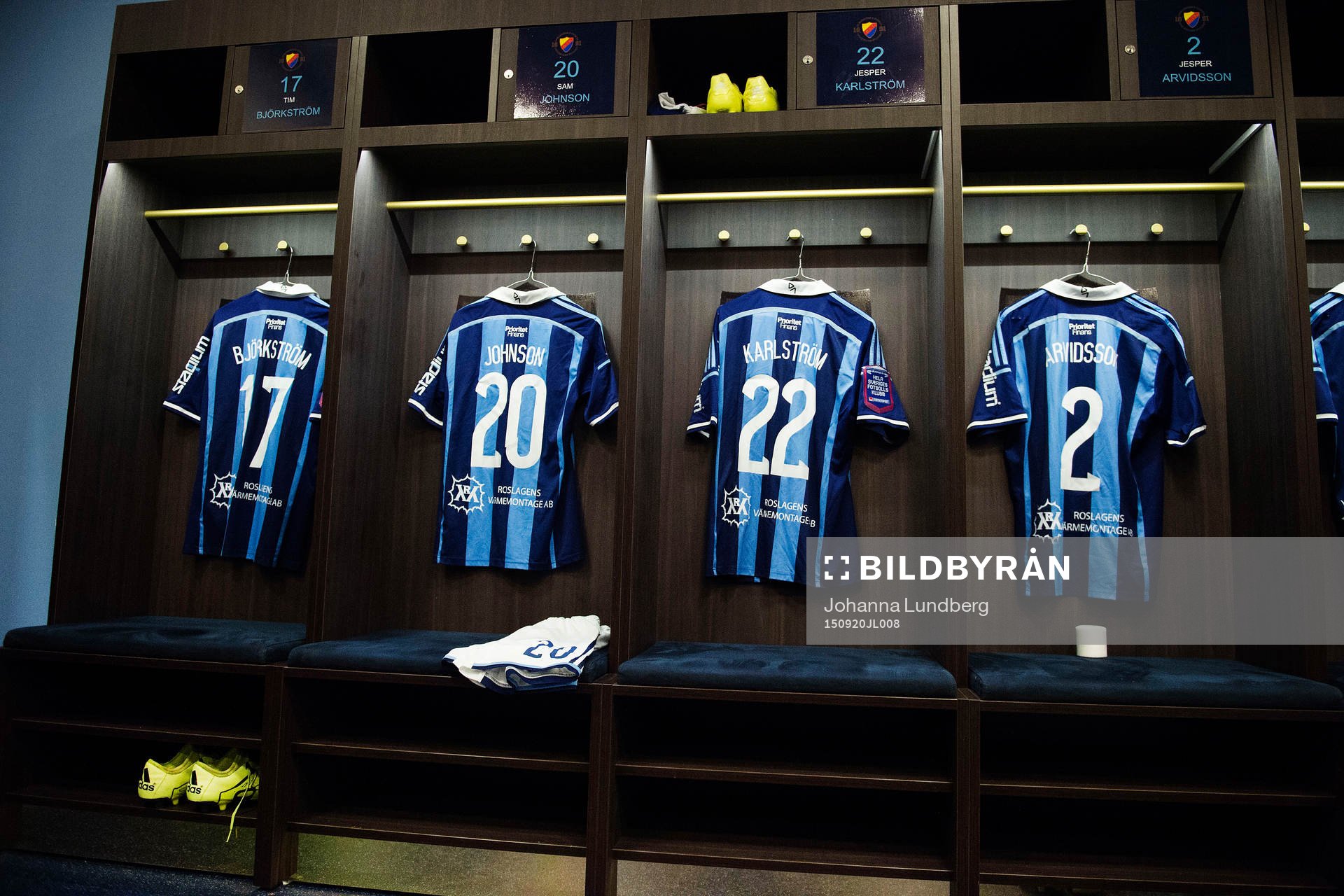 Djurgårdens omklädningsrum med tröjor som tillhör Tim