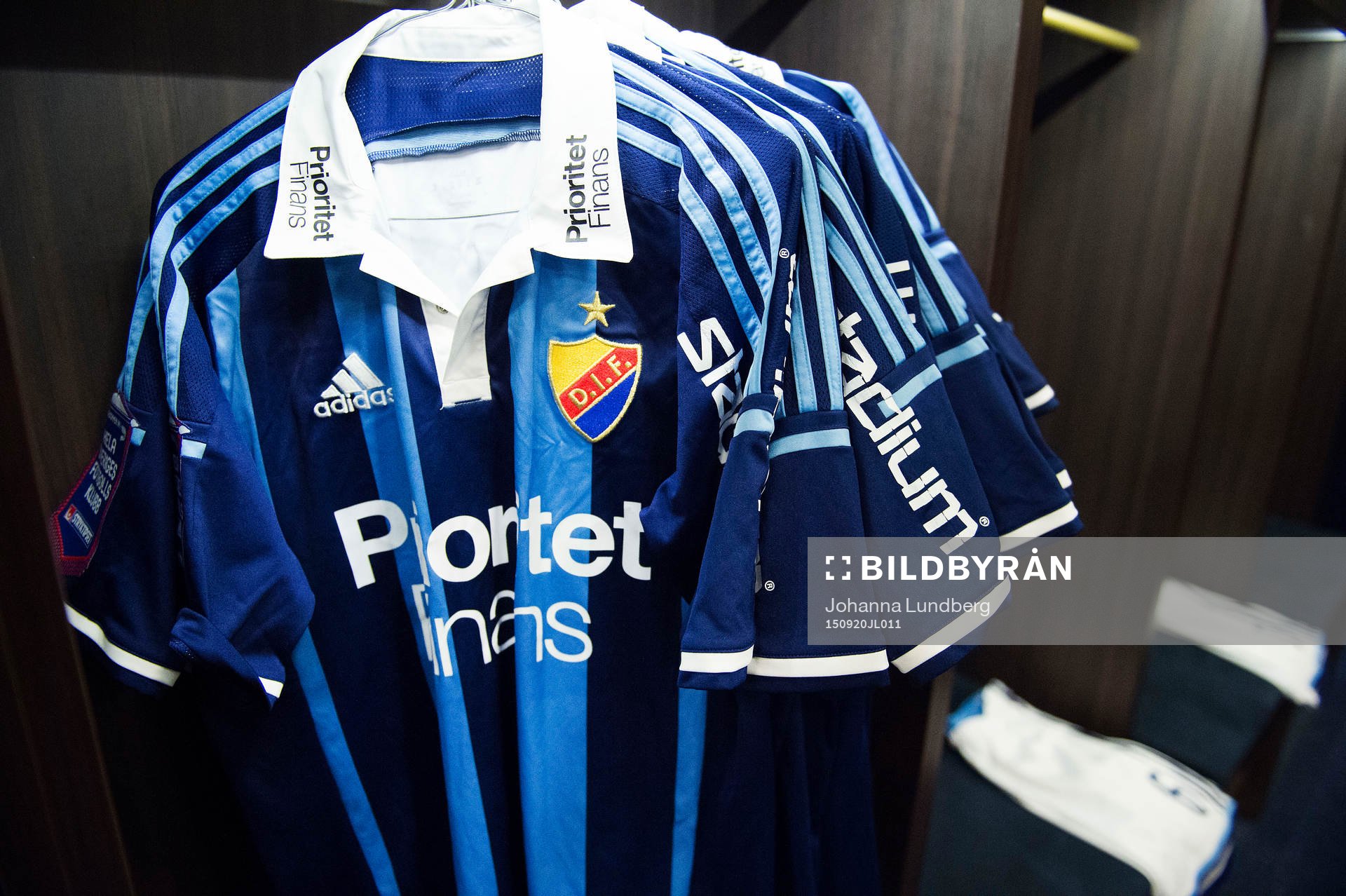 Djurgårdens omklädningsrum med matchtröjor