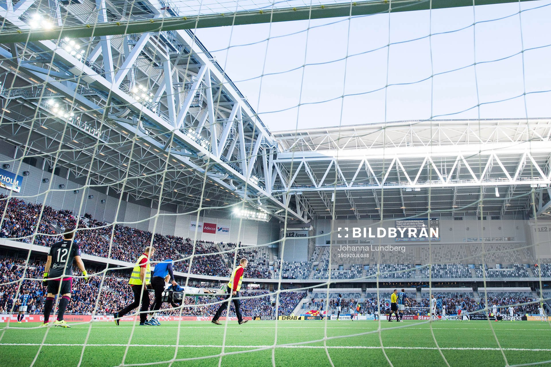 Malmös Rasmus Bengtsson bärs ut på bår