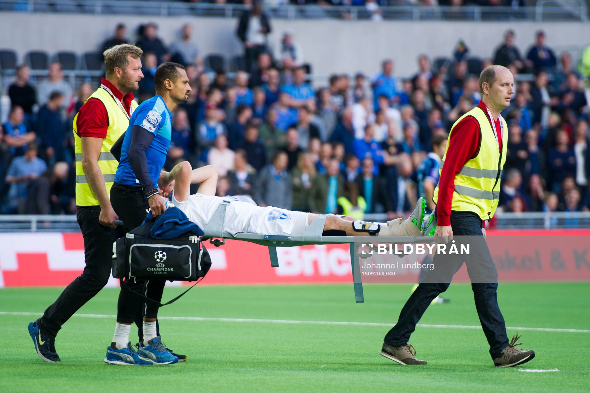 Malmös Rasmus Bengtsson bärs ut på bår