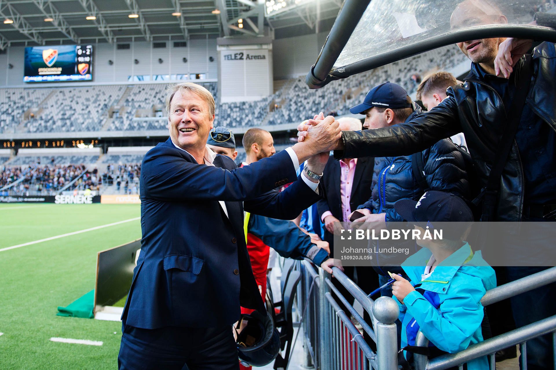 Malmös tränare Åge Hareide jublar med supportrar