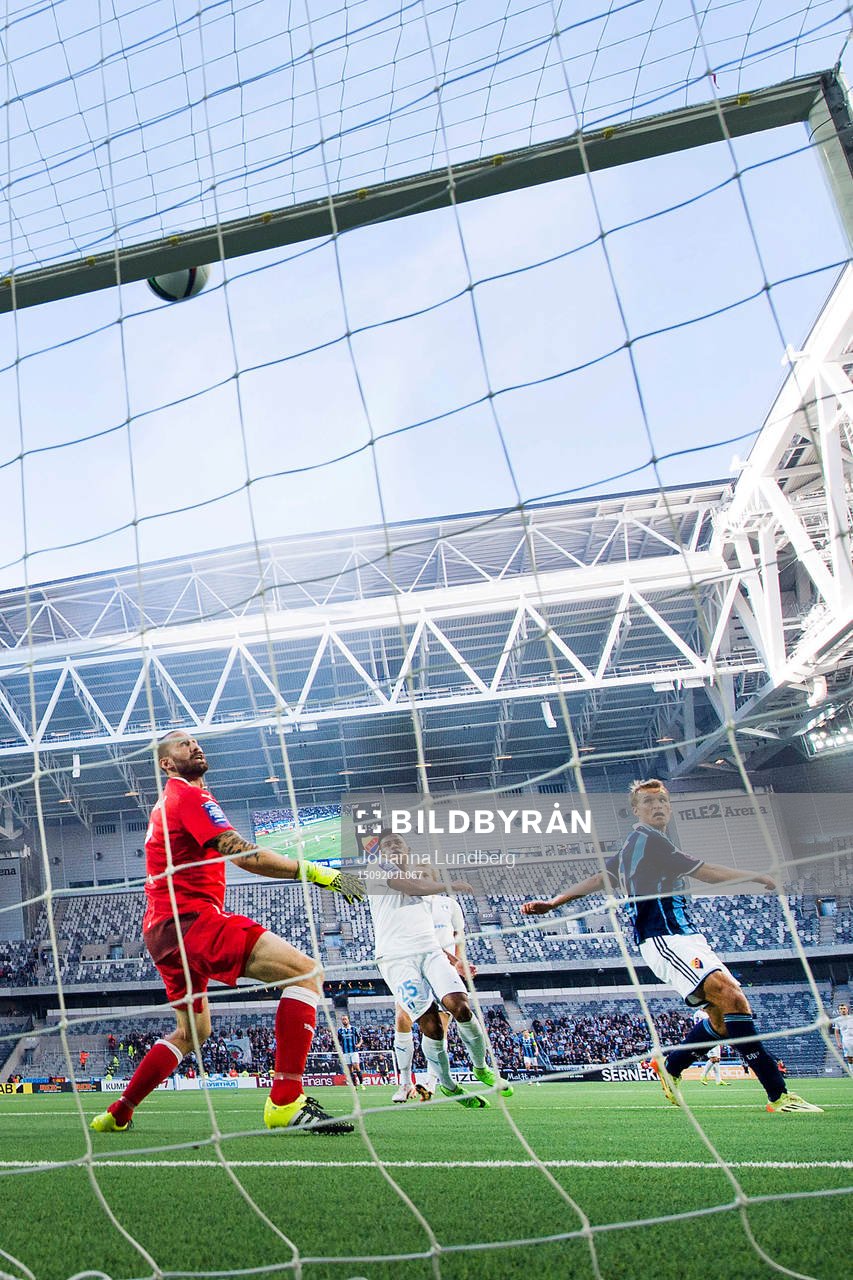 Djurgårdens Sebastian Andersson och Malmös målvakt Johan