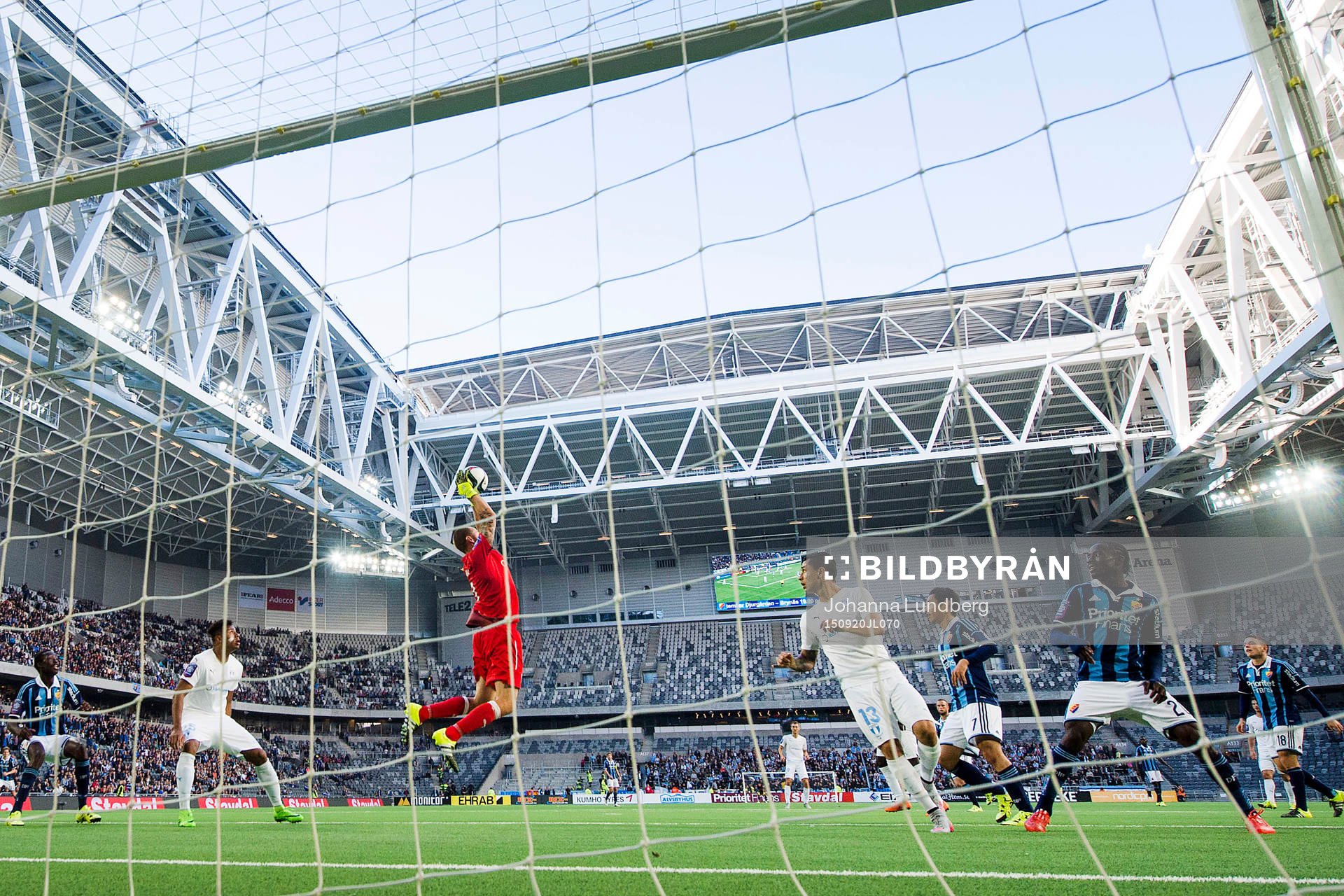 Malmös målvakt Johan Wiland med en räddning