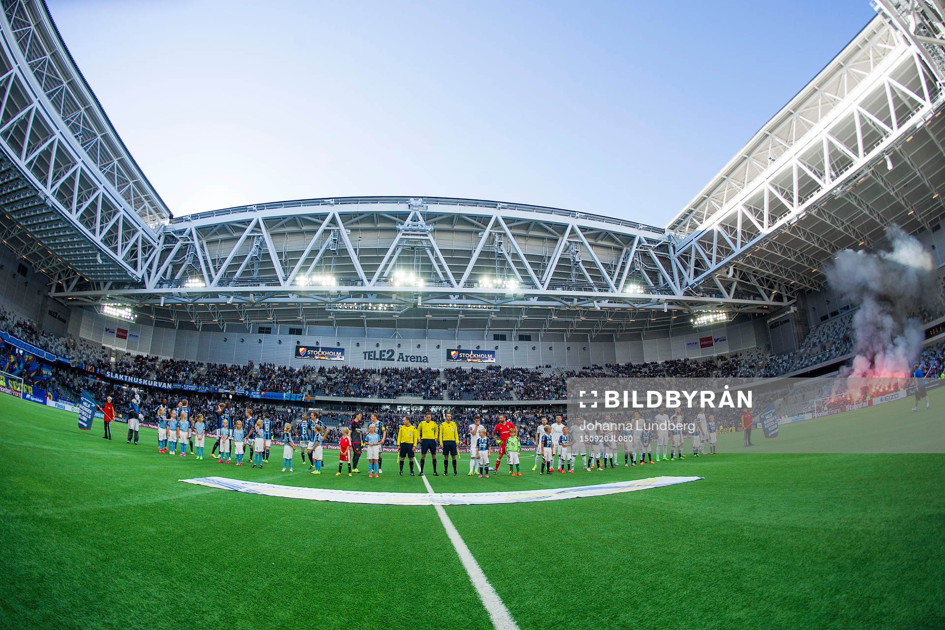 Lagen står uppställda samtidigt som bengaler tänds