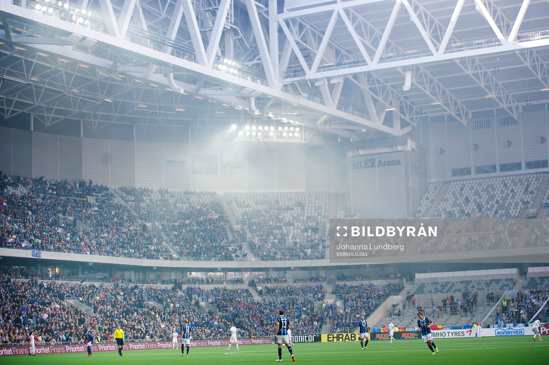 Matchen bryts när det är för rökigt inne på Tele2 arena