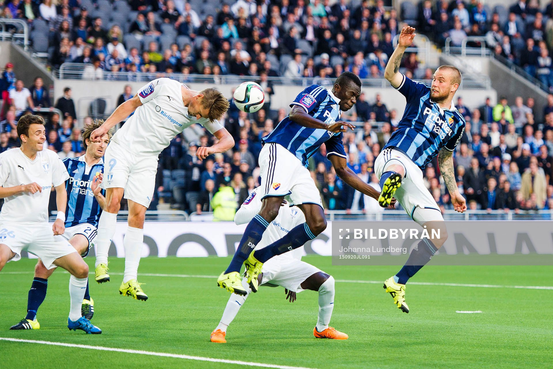 Malmös Markus Rosenberg nickar undan bollen framför