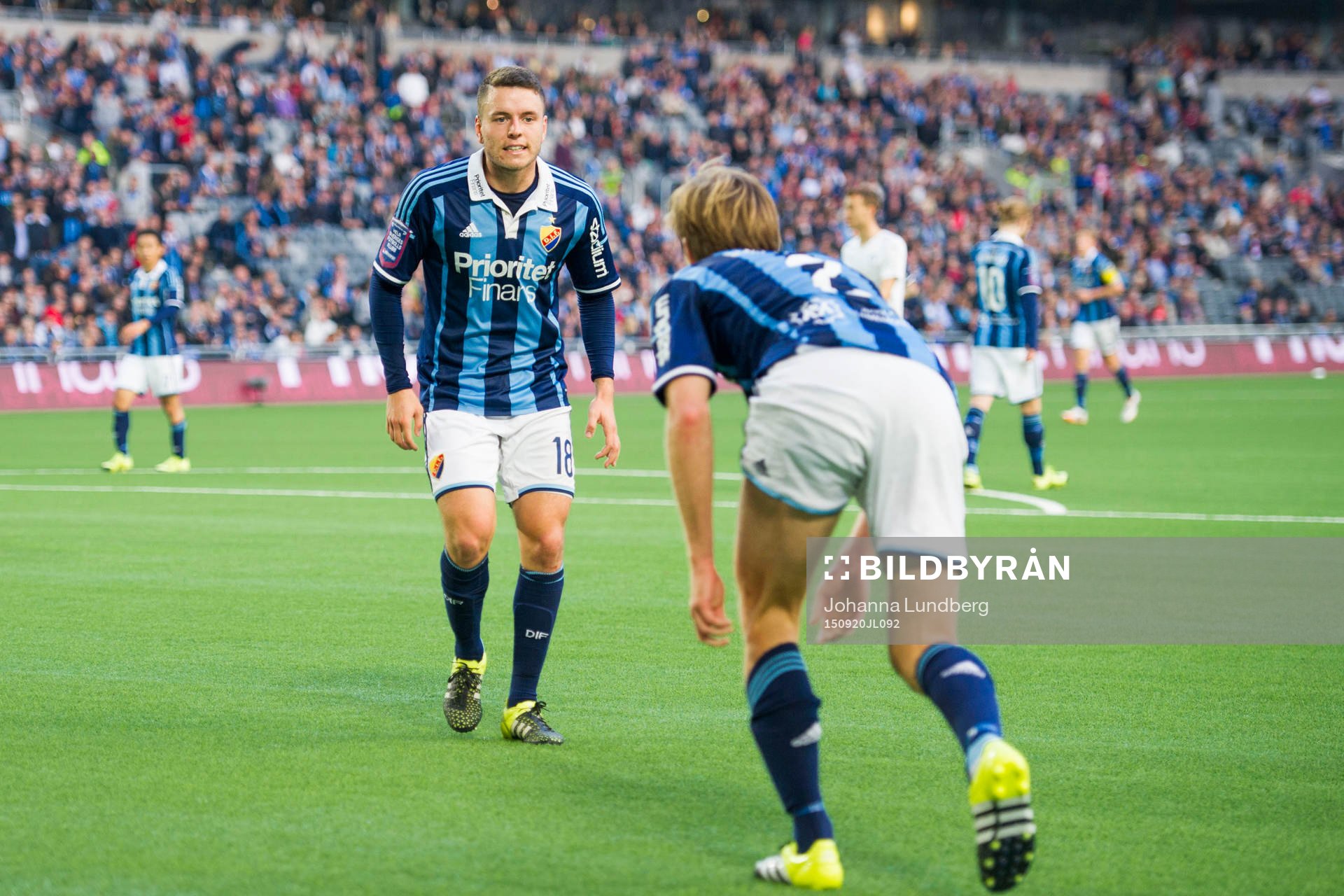 Djurgårdens Kerim Mrabti försöker peppa Jesper Arvidsson