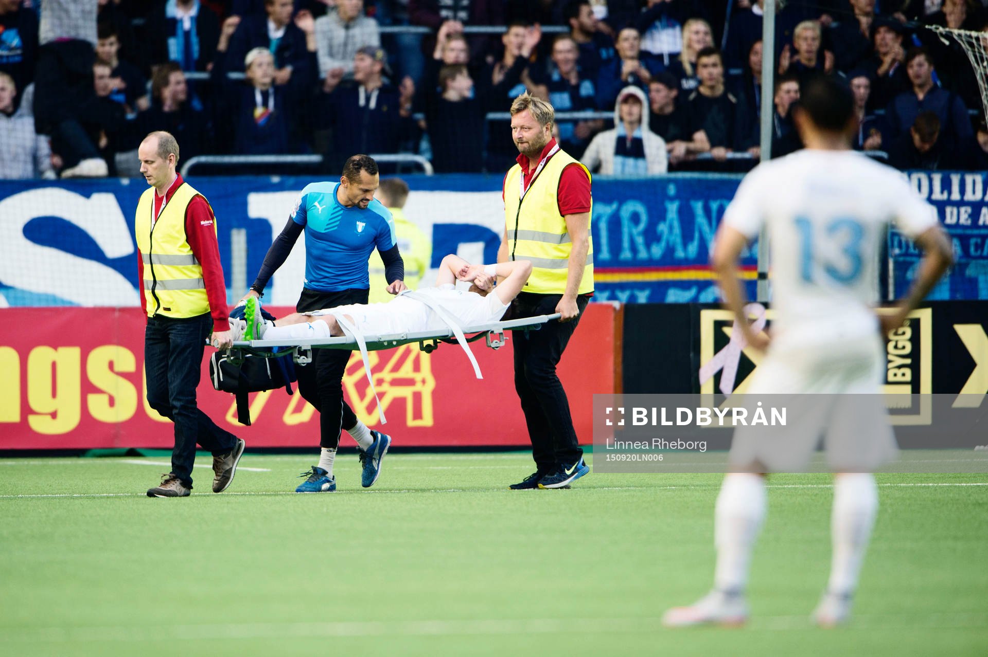 Malmös Rasmus Bengtsson blir utburen på bår