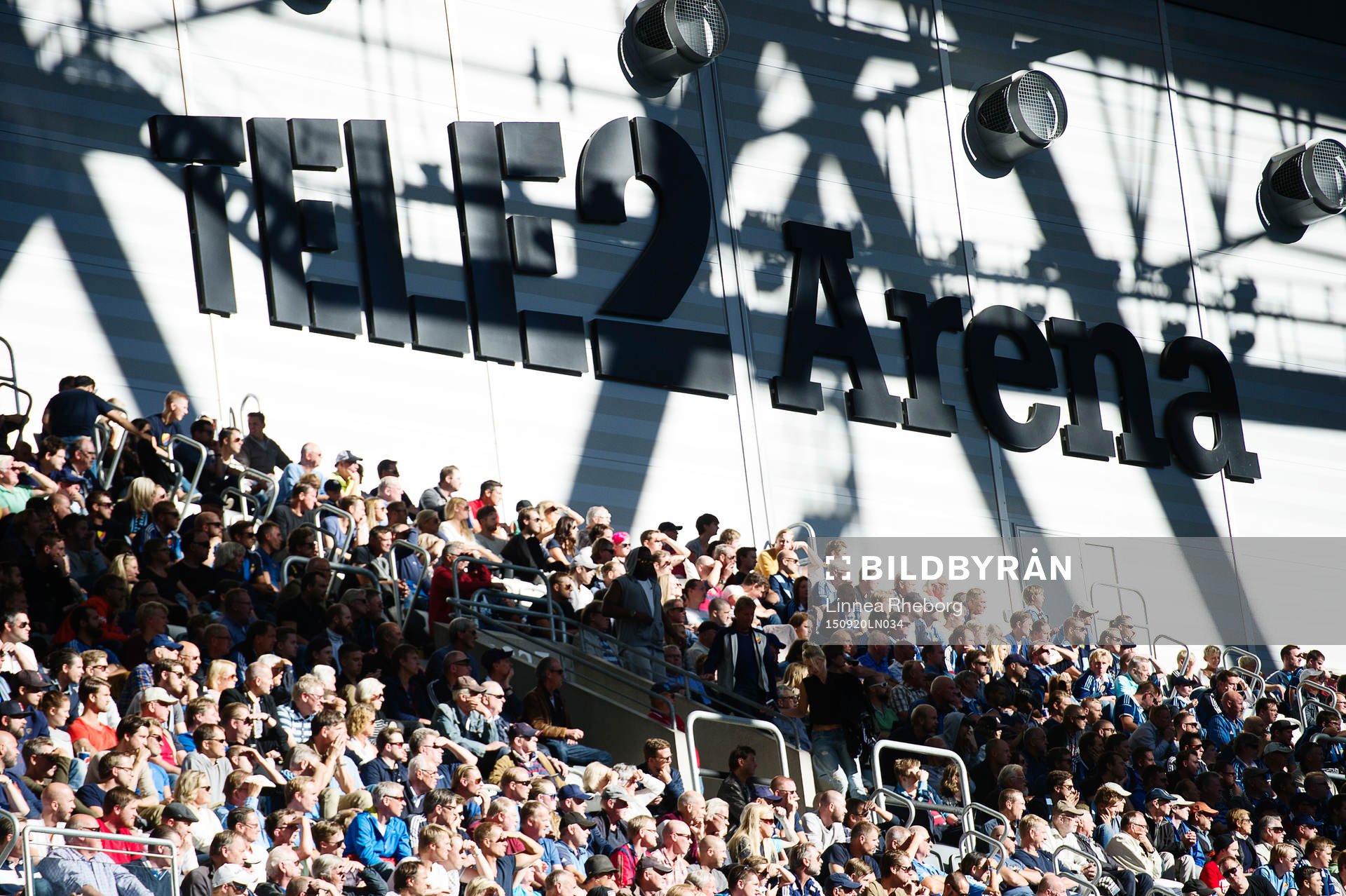 Solen sken in på övre läktaren på Tele2 Arena
