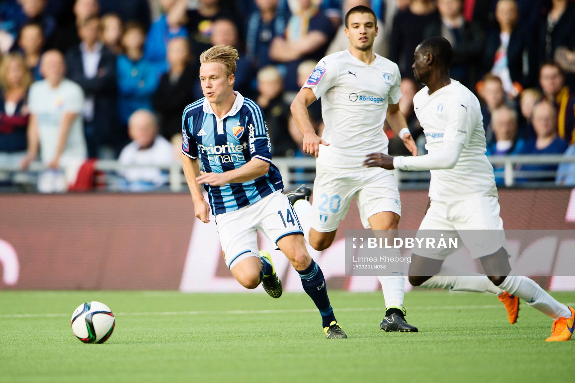 Djurgårdens Elliot Käck för bollen undan Malmös