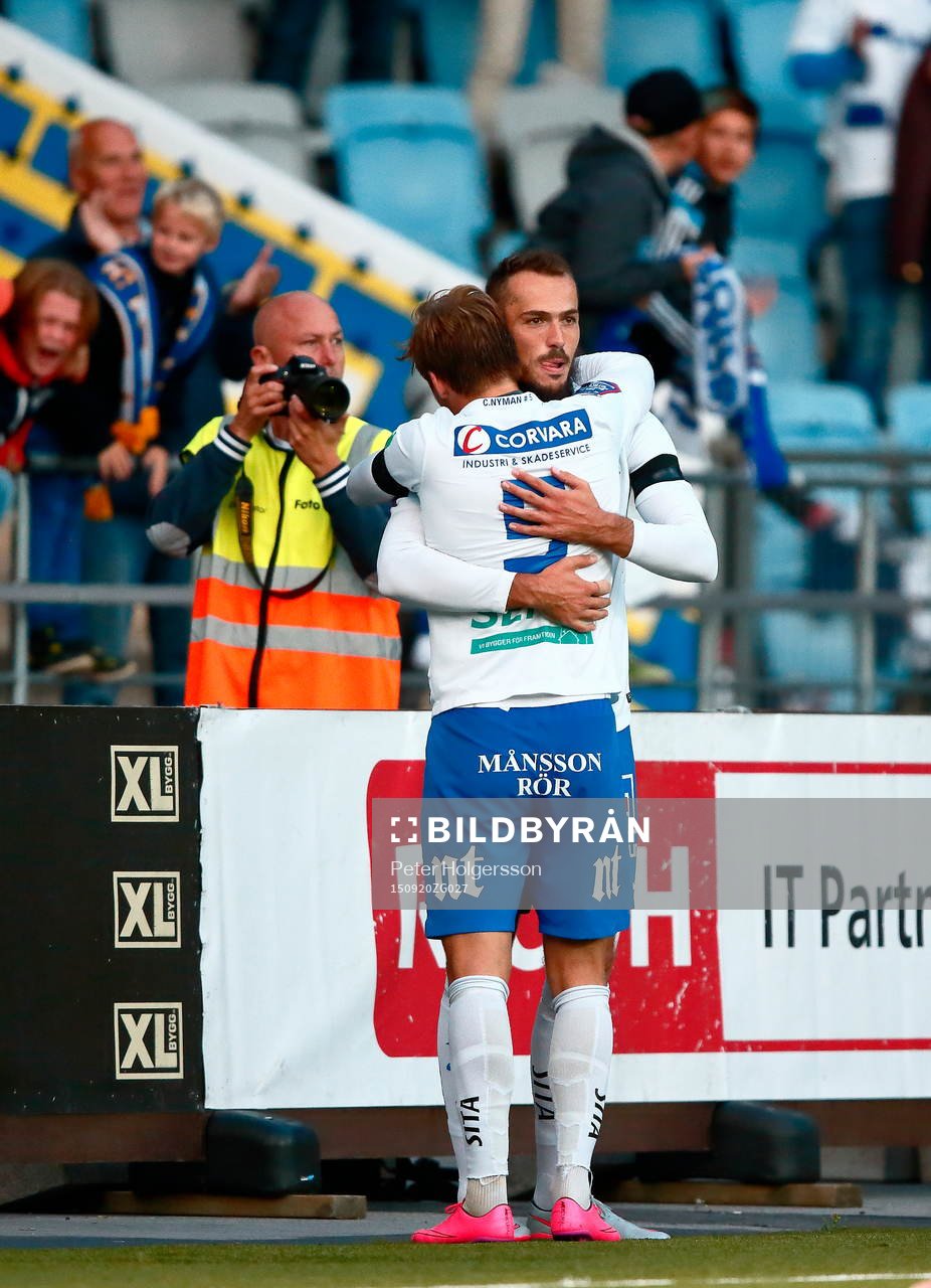 Norrköpings Christoffer Nyman och Emir Kujovic kramar om