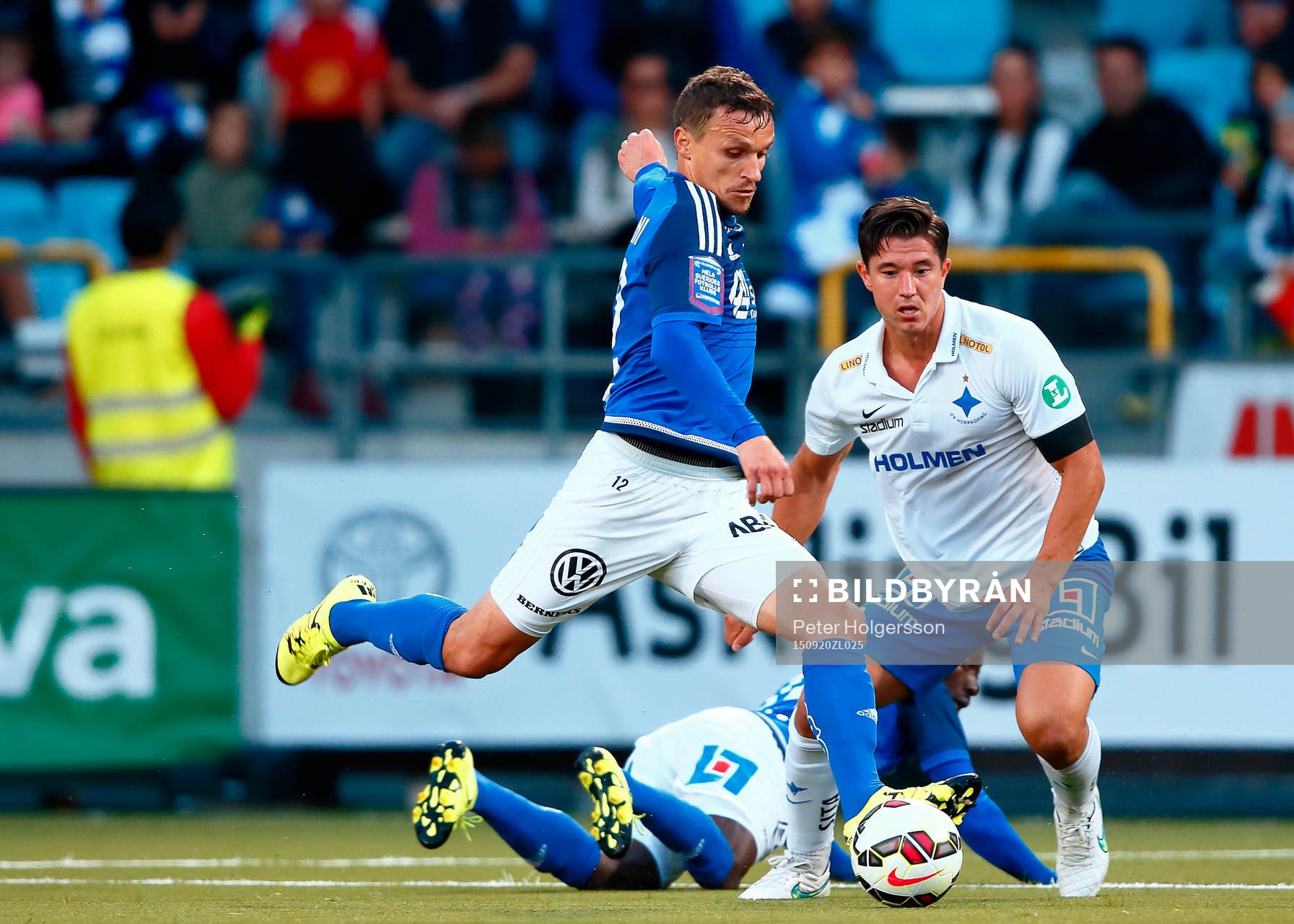 Sundsvalls Shpetim Hasani och Norrköpings David Boo Wiklander under fotbollsmatchen i Allsvenskan mellan Norrköping och Sundsvall den 20 september 2015 i Norrköping.