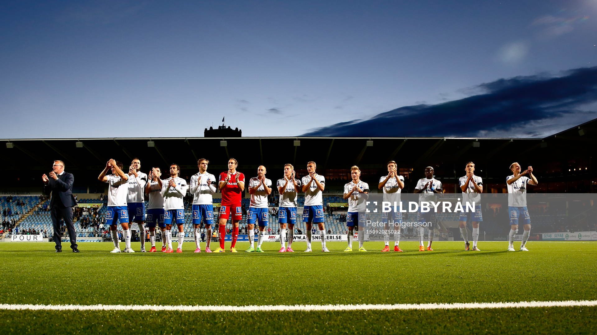 Norrköpings spelare tackar publiken efter fotbollsmatchen i Allsvenskan mellan Norrköping och Sundsvall den 20 september 2015 i Norrköping.