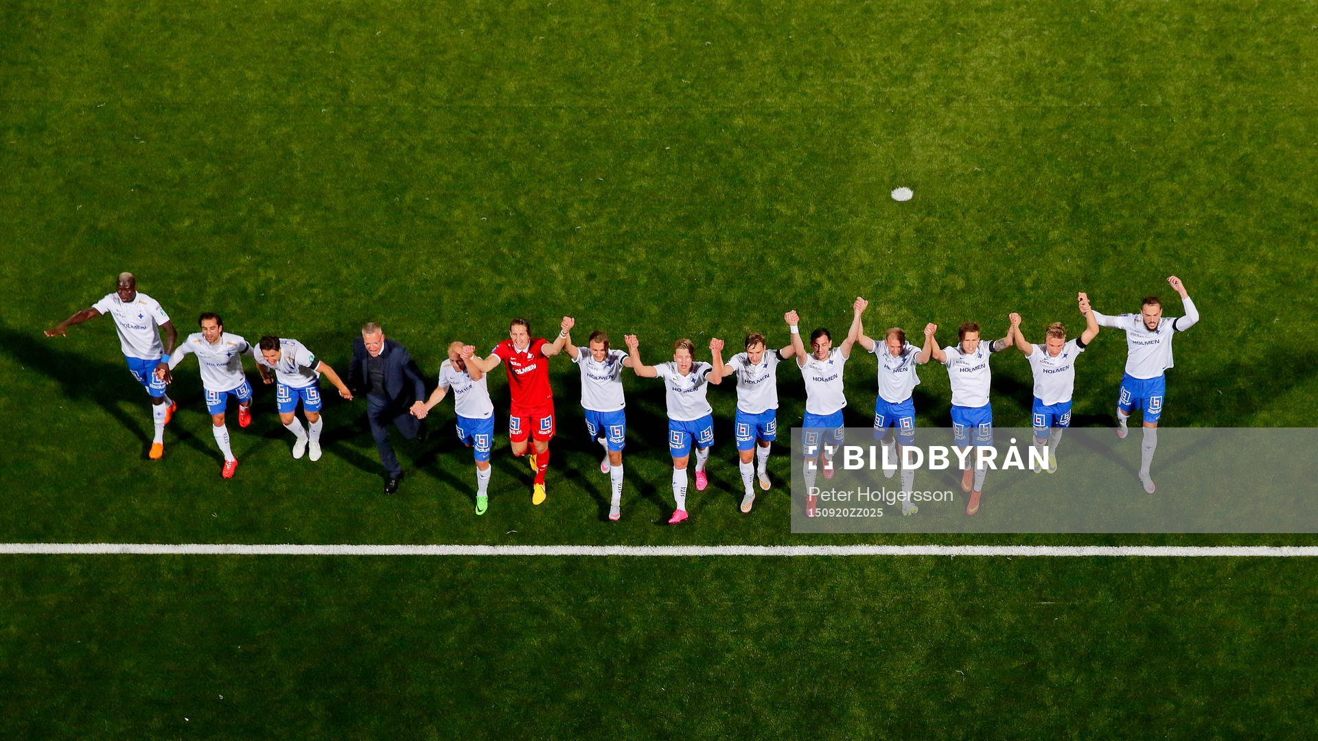 Norrköpings spelare tackar publiken efter fotbollsmatchen i Allsvenskan mellan Norrköping och Sundsvall den 20 september 2015 i Norrköping.