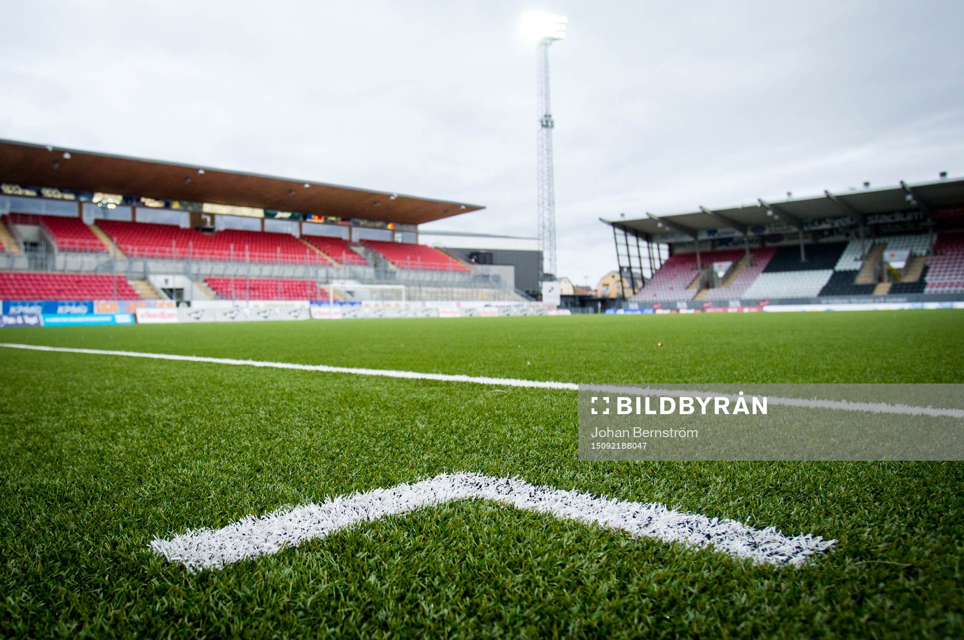 Behrn Arena exteriör med konstgräset i fokus