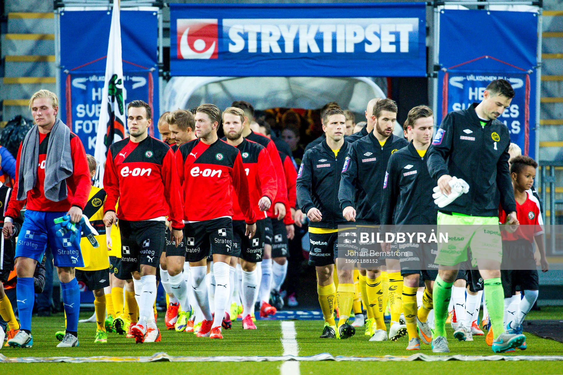 Spelarna går ut på planen före fotbollsmatchen i