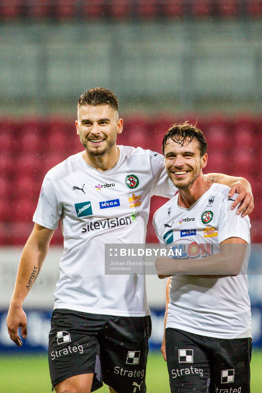 Örebros  Astrit Ajdarevic och Nordin Gerzic jublar