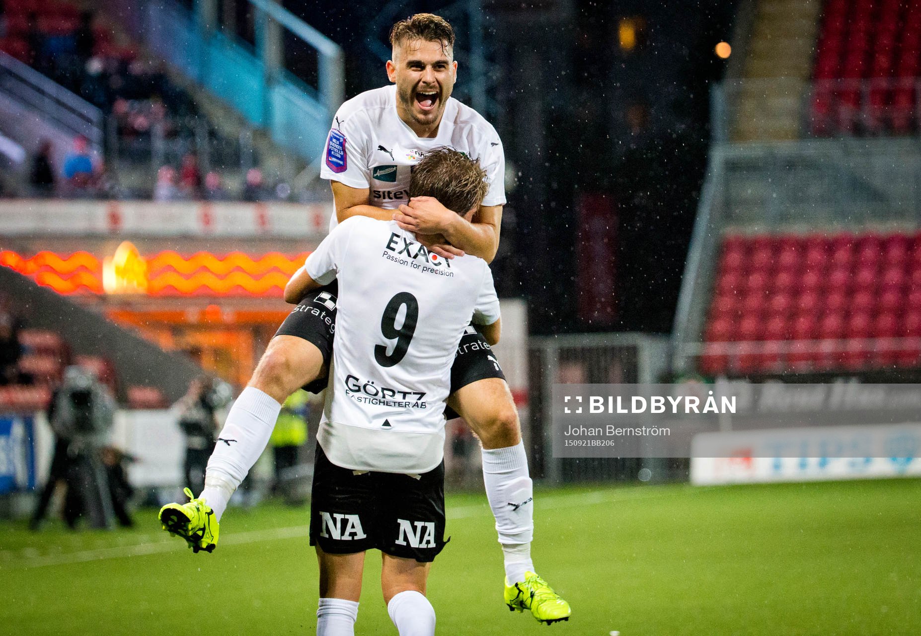 Örebros Astrit Ajdarevic och Martin Broberg jublar