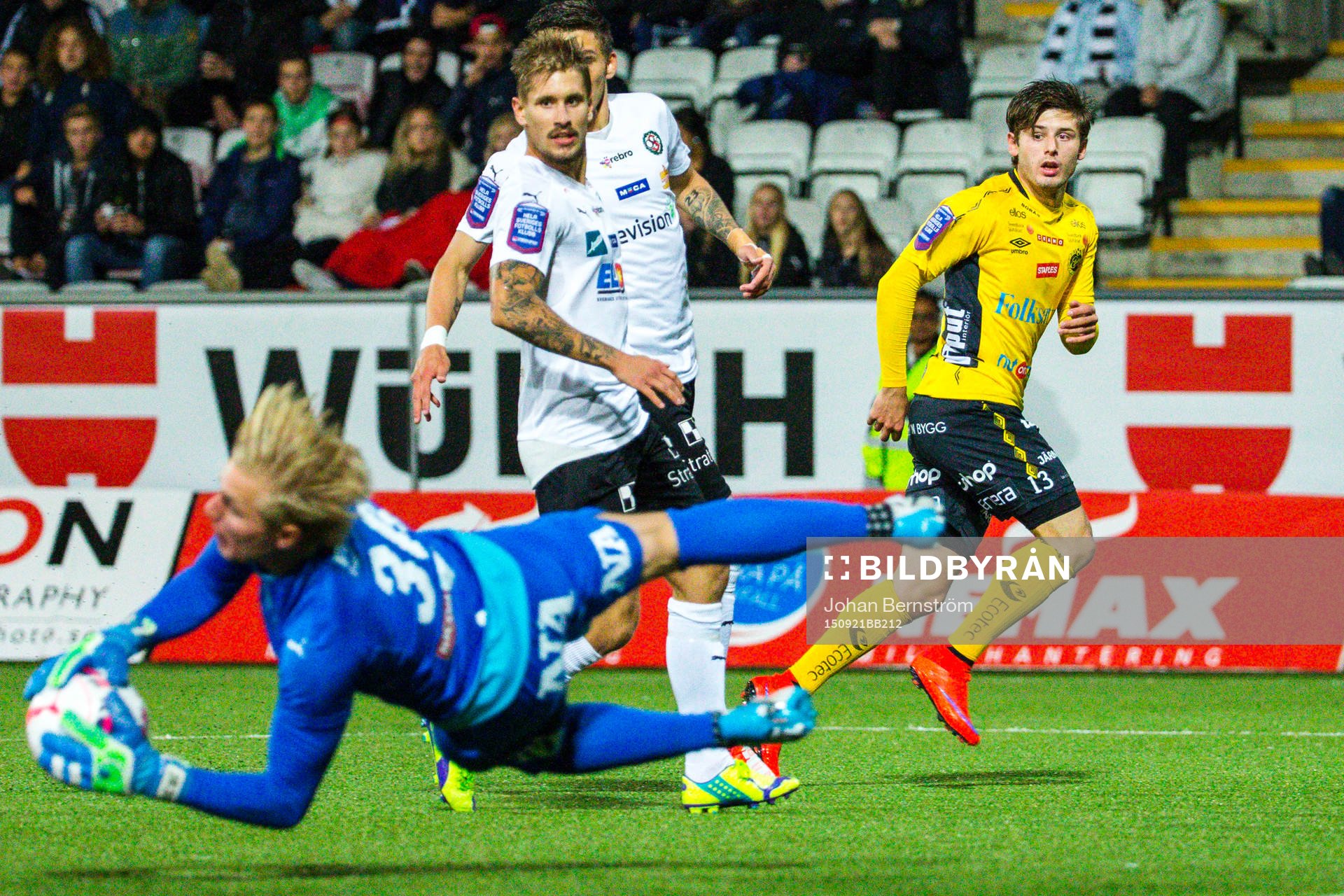 Örebros målvakt Jacob Rinne räddar skott från