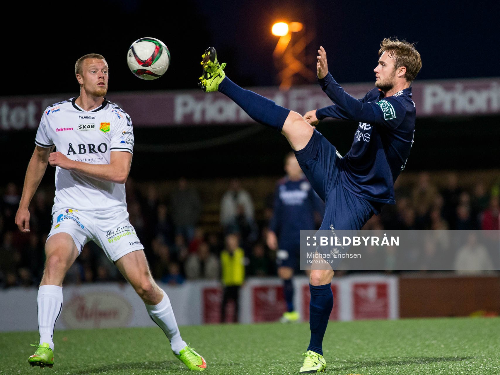 Utsiktens Niklas Olsson mot GAIS Björn Andersson
