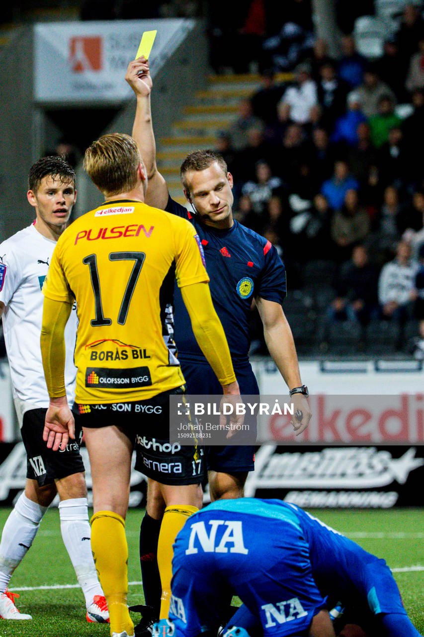 Elfsborgs Per Frick tilldelas ett gult kort