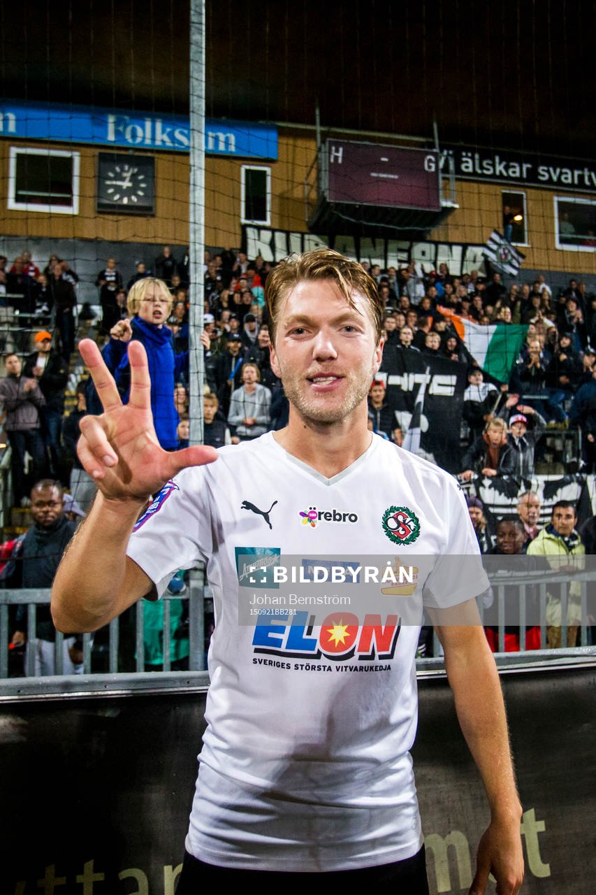 Örebros tremålsskytt Martin Broberg jublar