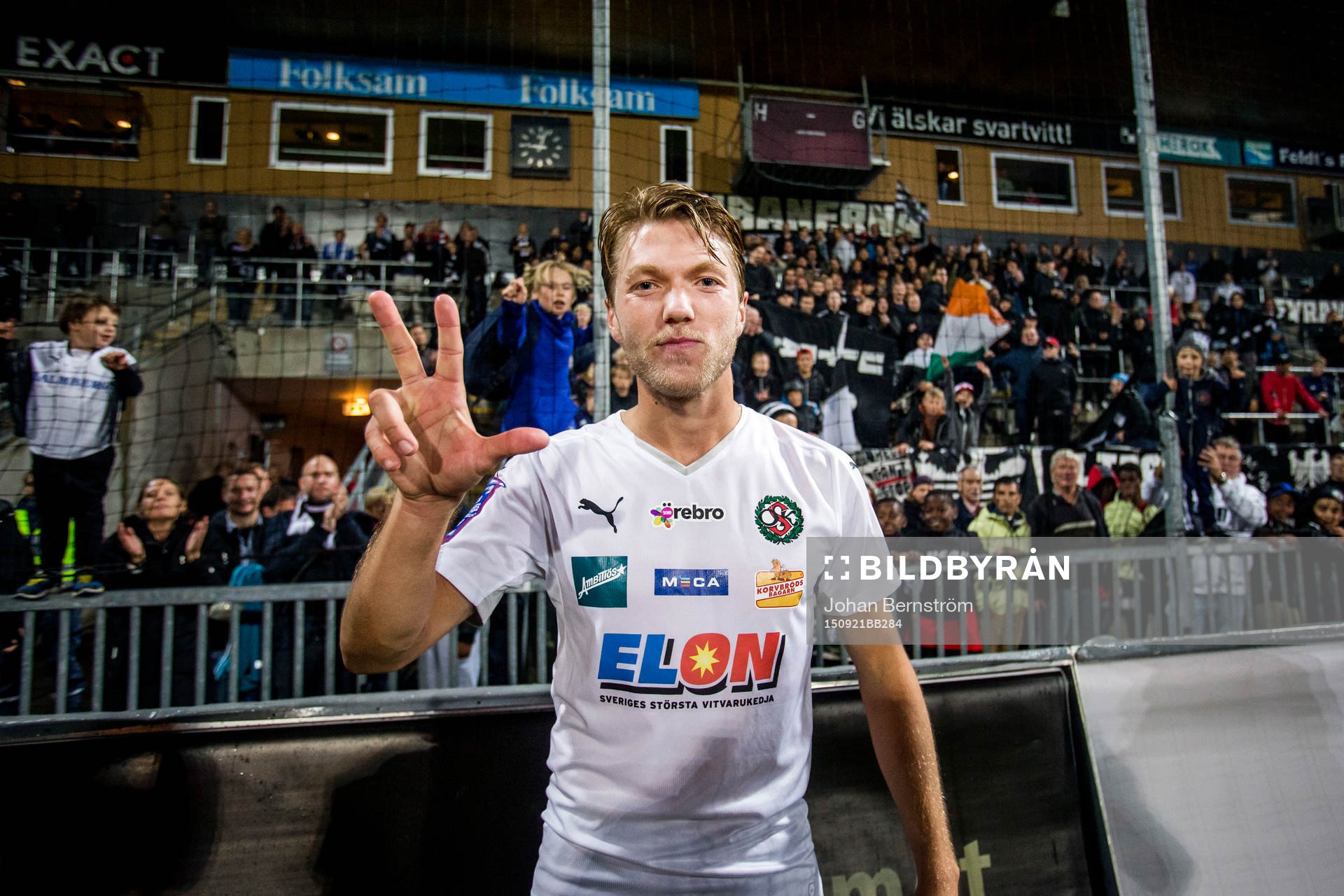 Örebros tremålsskytt Martin Broberg jublar