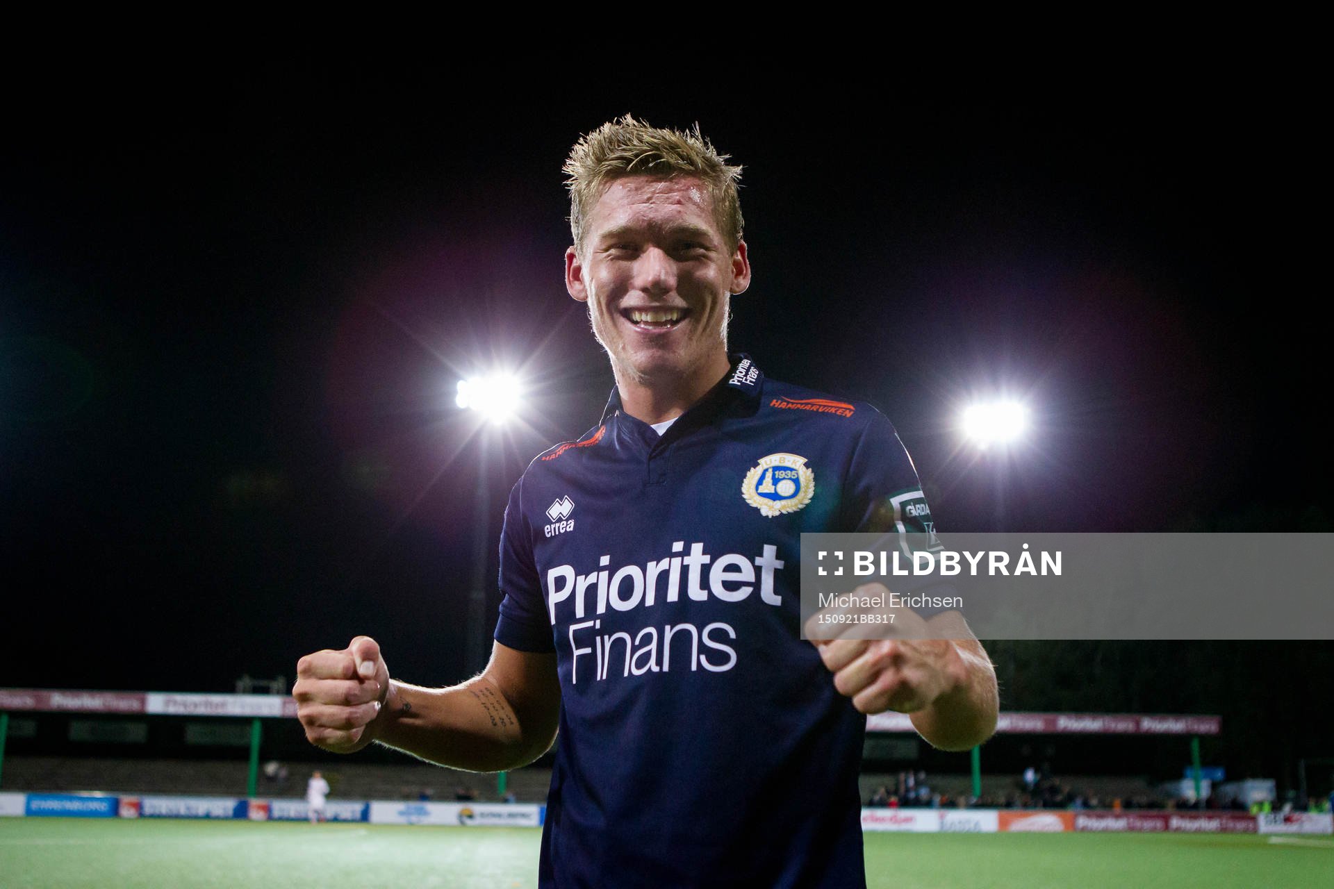 Utsiktens matchvinnare Victor Edvardsen jublar fete