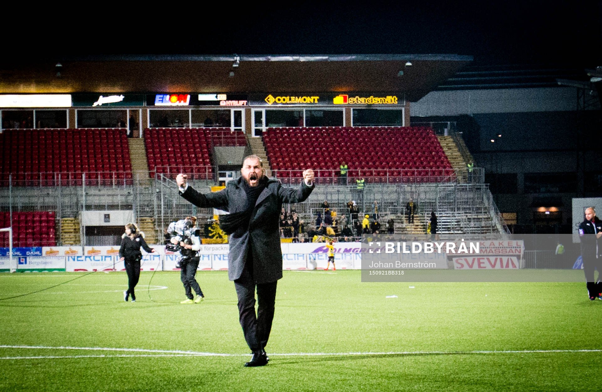 Örebros tränare Alexander Axén jublar framför fansen
