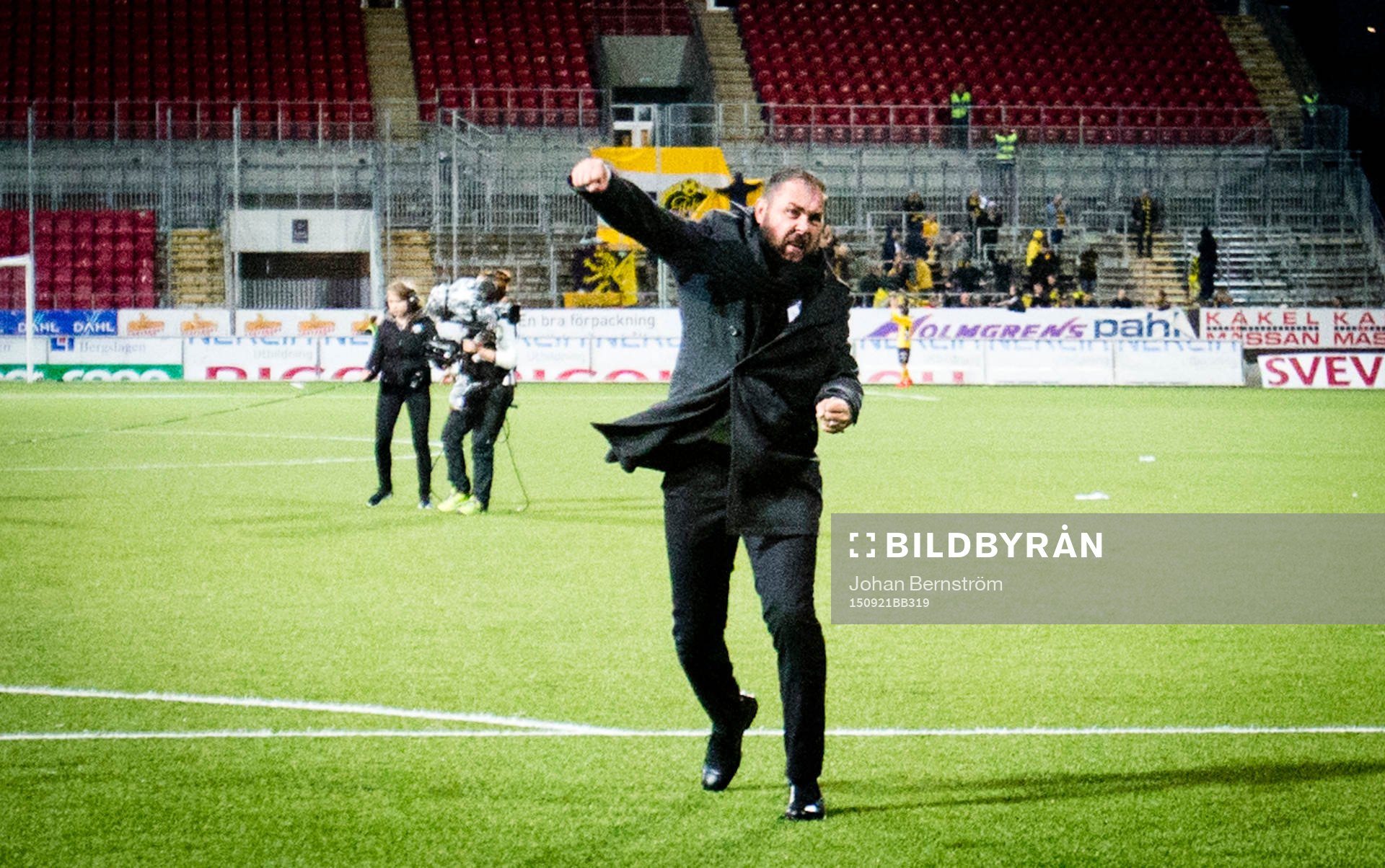 Örebros tränare Alexander Axén jublar framför fansen