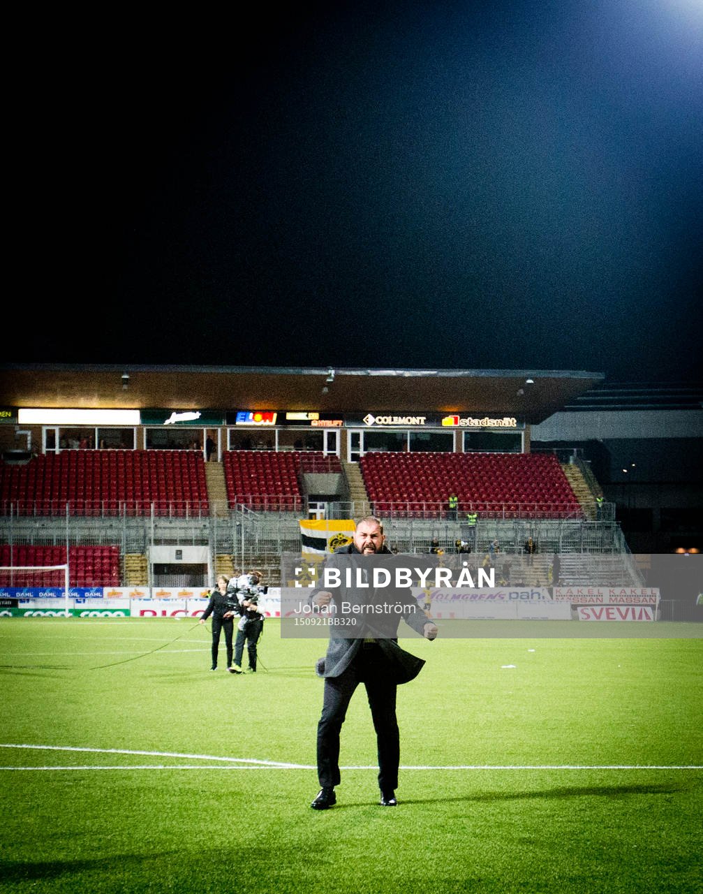 Örebros tränare Alexander Axén jublar framför fansen