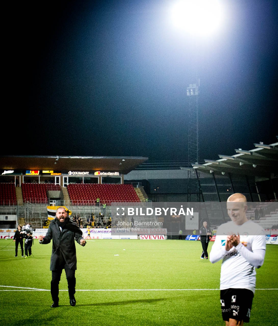 Örebros tränare Alexander Axén jublar framför fansen