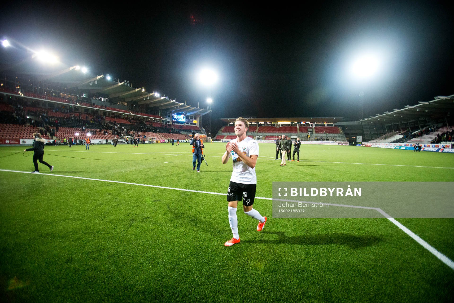 Örebros Martin Broberg jublar framför fansen