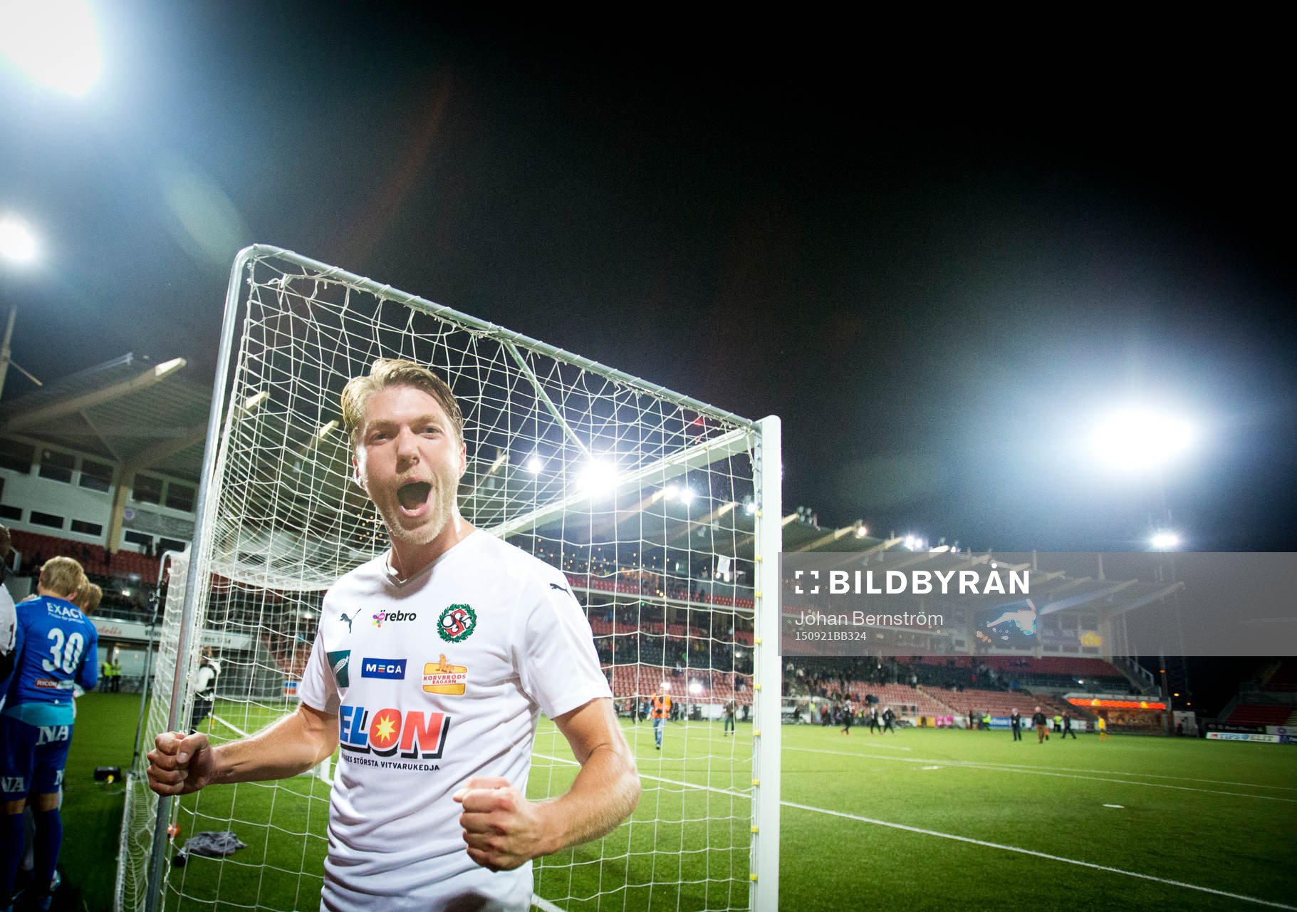 Örebros Martin Broberg jublar framför fansen