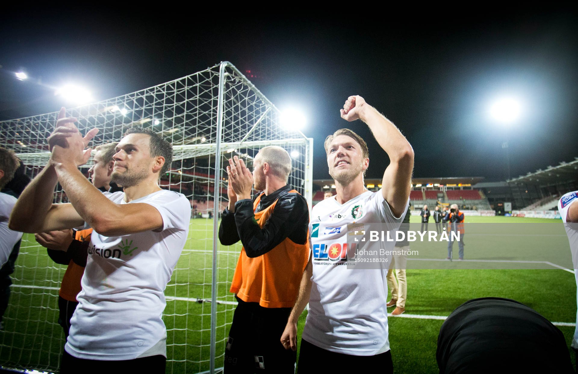 Örebros Martin Broberg jublar framför fansen